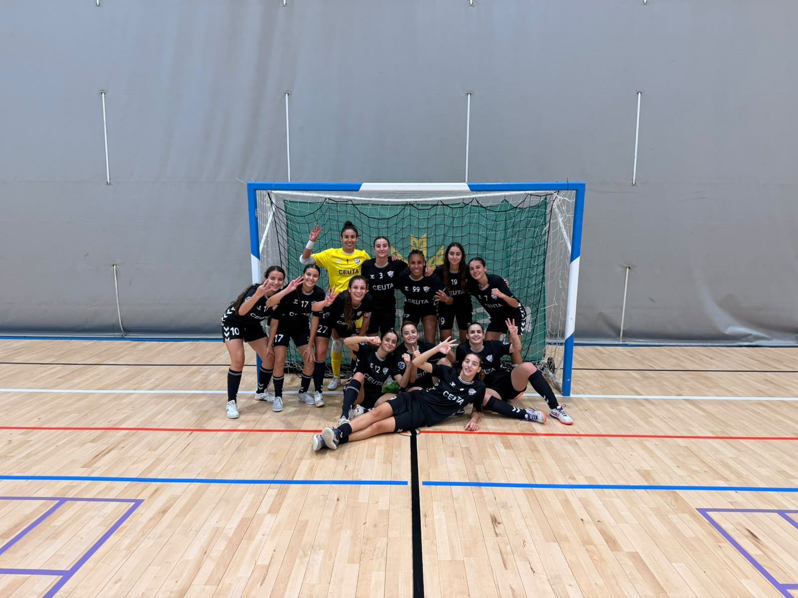 Las jugadoras del Ramón y Cajal celebran juntas su victoria en Albacete