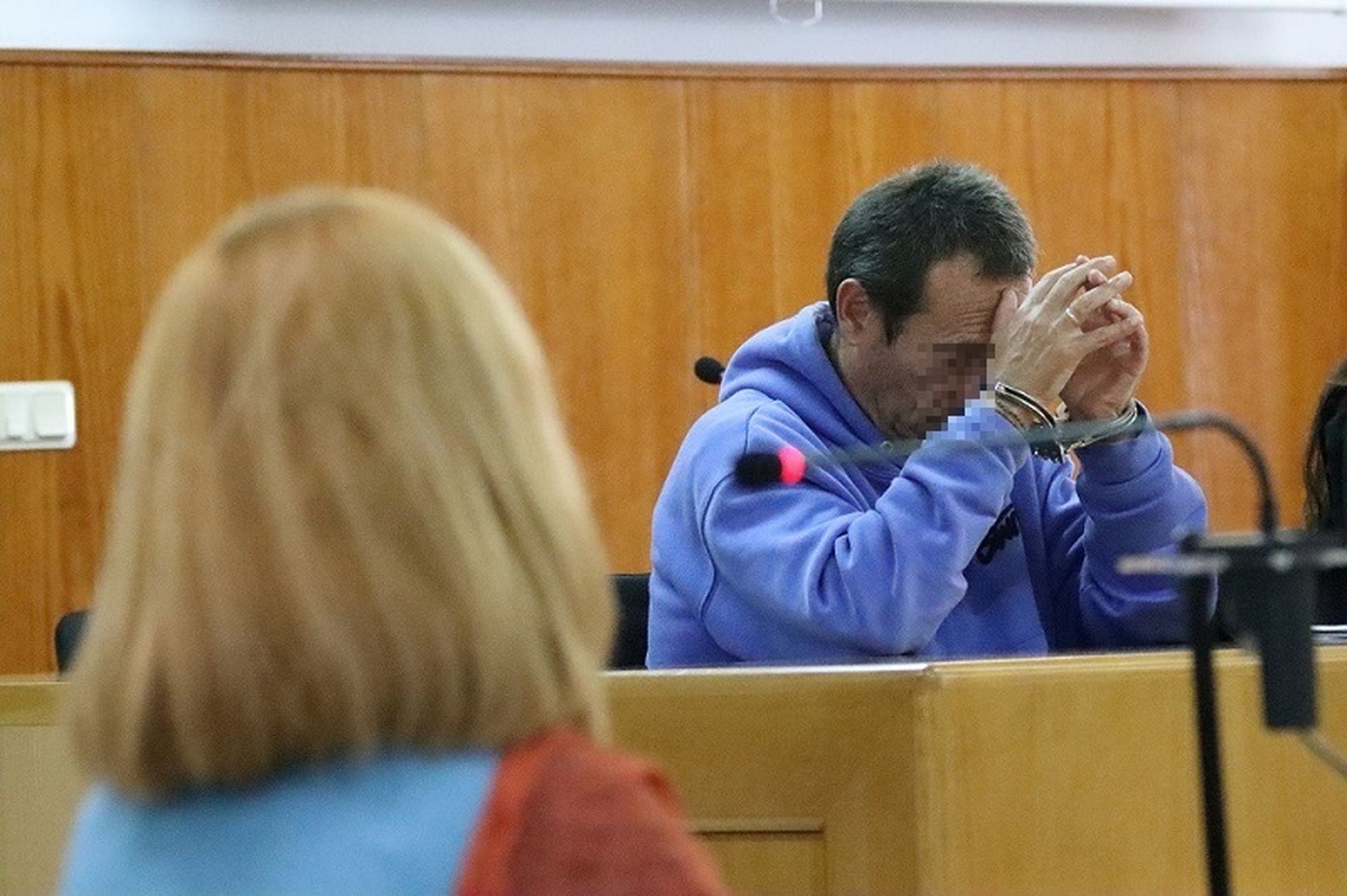 Alonso (esposado) frente a su hermana.