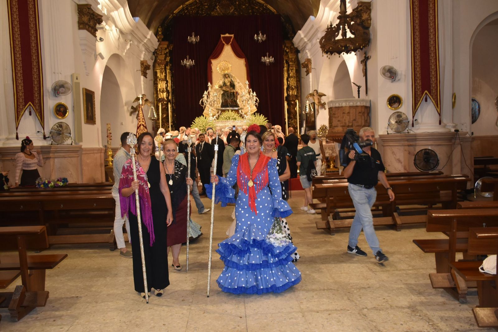Los ceutíes vuelven a encontrarse con su Madre entre flores, esperanza y lágrimas contenidas