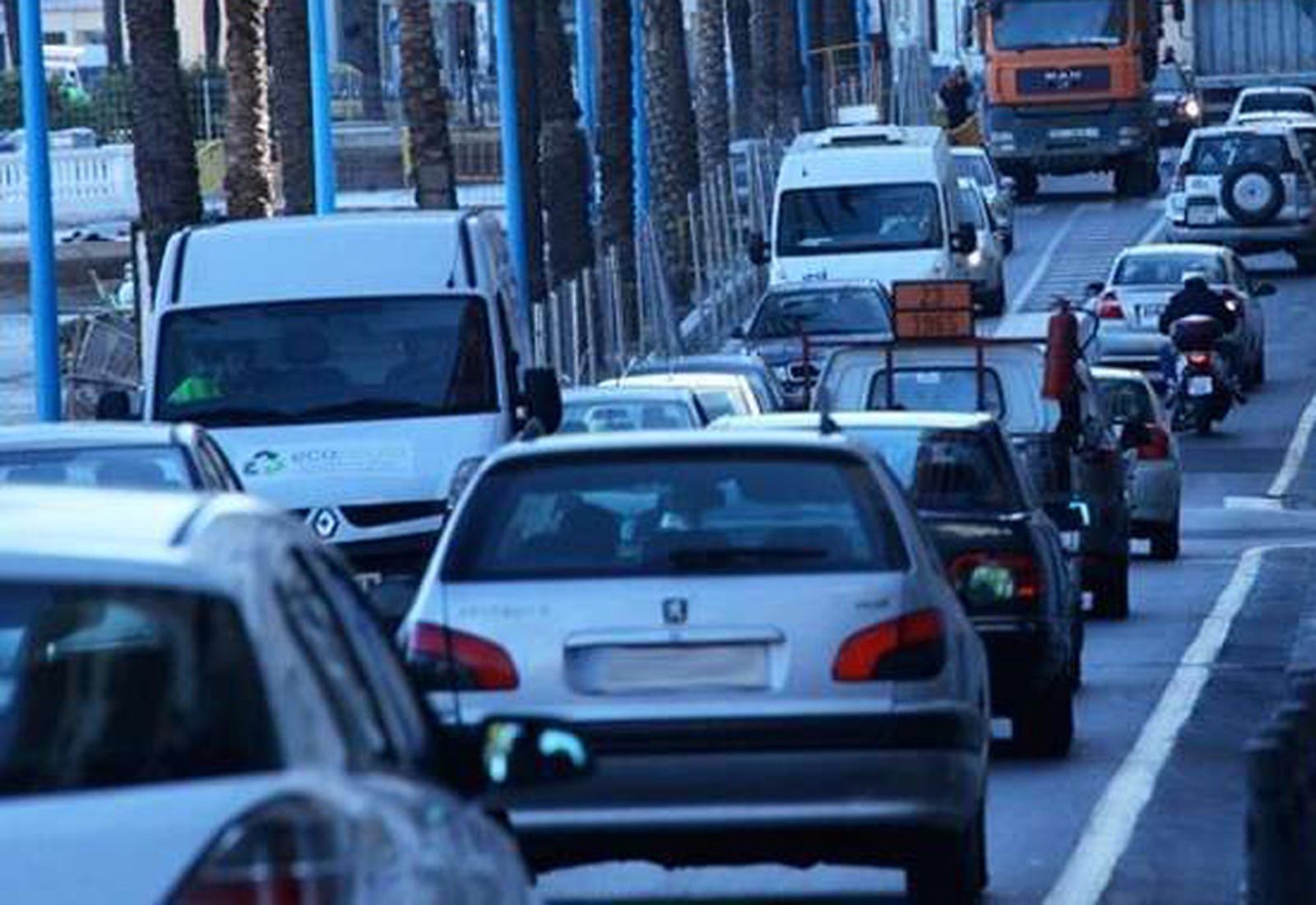 Vehículos transitando en la ciudad de Ceuta.