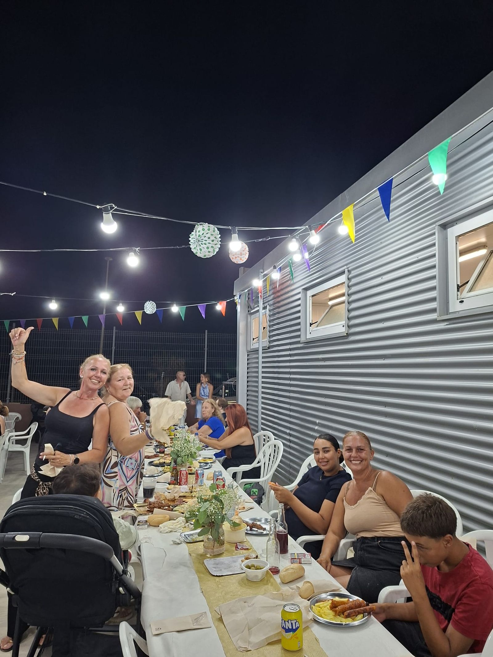 Los vecinos de Juan XXIII disfrutan de una multitudinaria cena en su verbena por la Virgen del Carmen