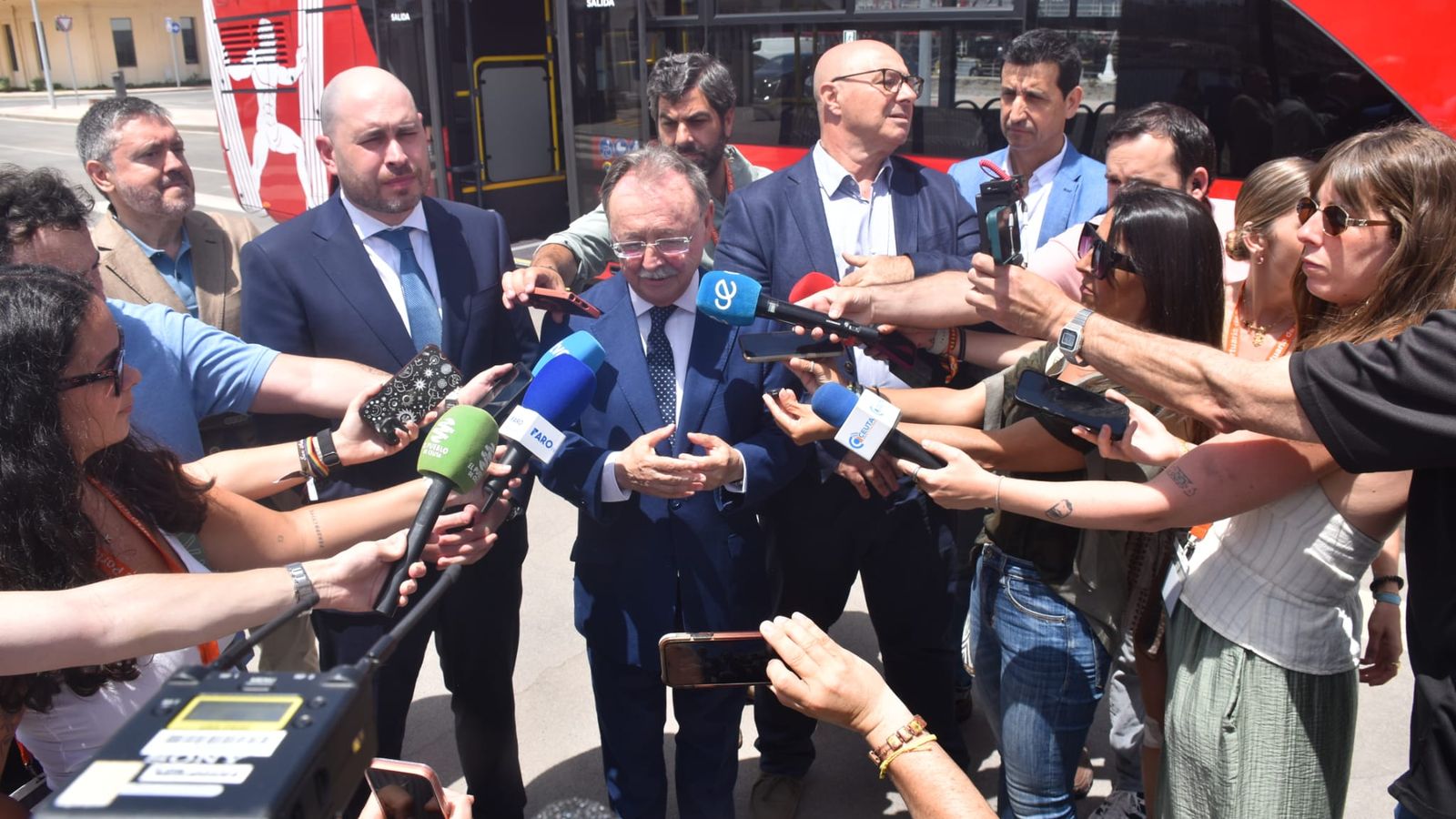El presidente Vivas atiende a los medios de comunicación