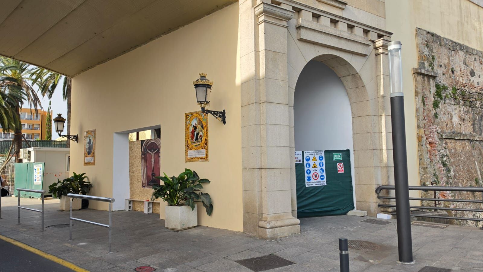 Cerramiento de la capilla del ‘Cristo del Puente’ por las obras del Baluarte de los Mallorquines