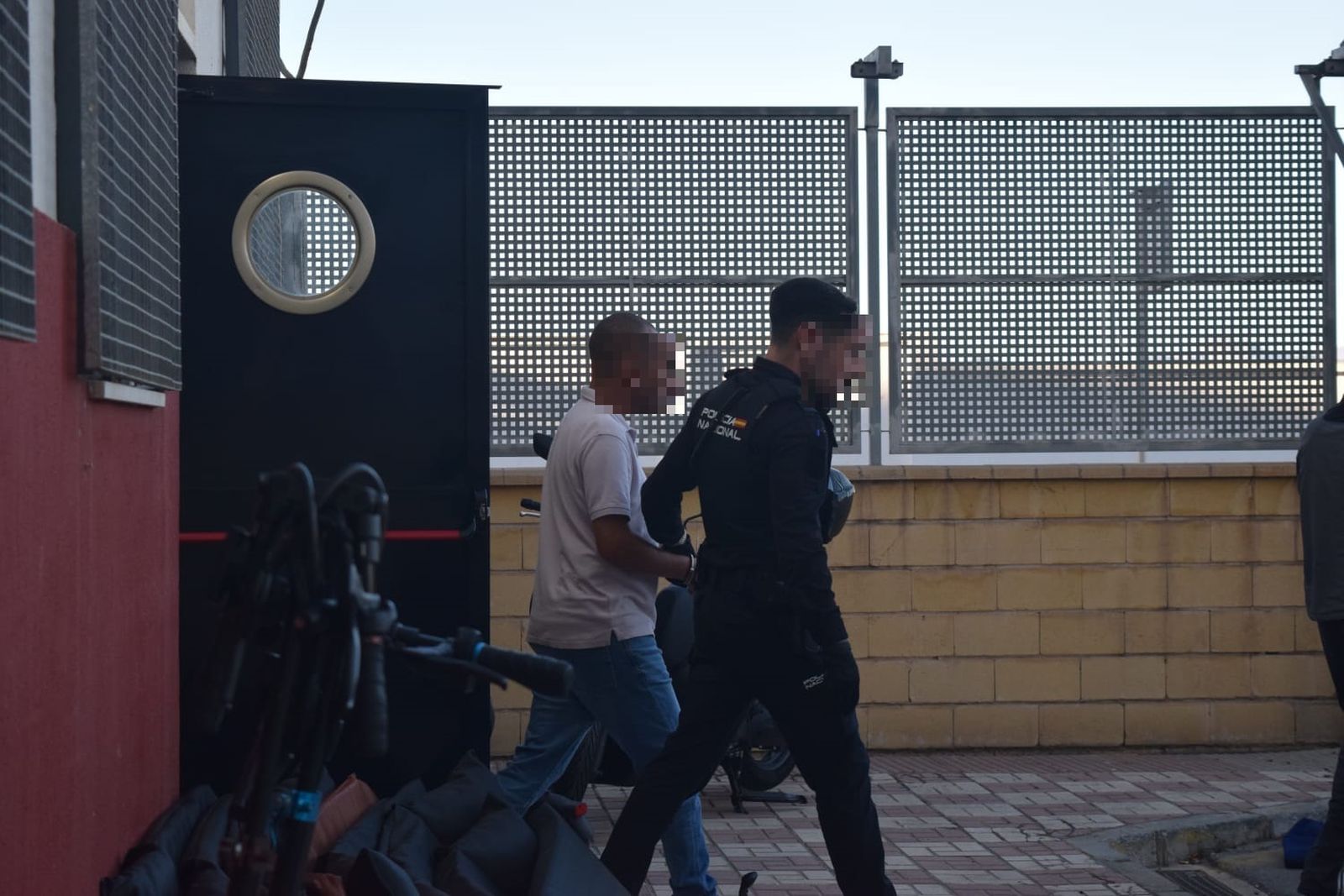 FOTOGALERÍA | El traslado de los 15 detenidos en la Operación Roble hasta los Juzgados de Ceuta FOTOGALERÍA | El traslado de los 15 detenidos en la Operación Roble hasta los Juzgados de Ceuta