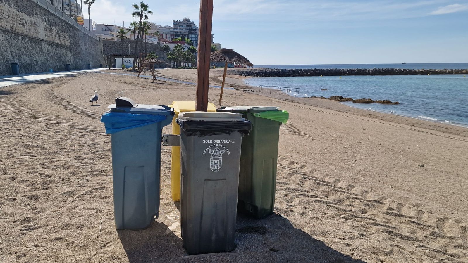 El mobiliario urbano ya ha sido instalado en todas las playas de Ceuta