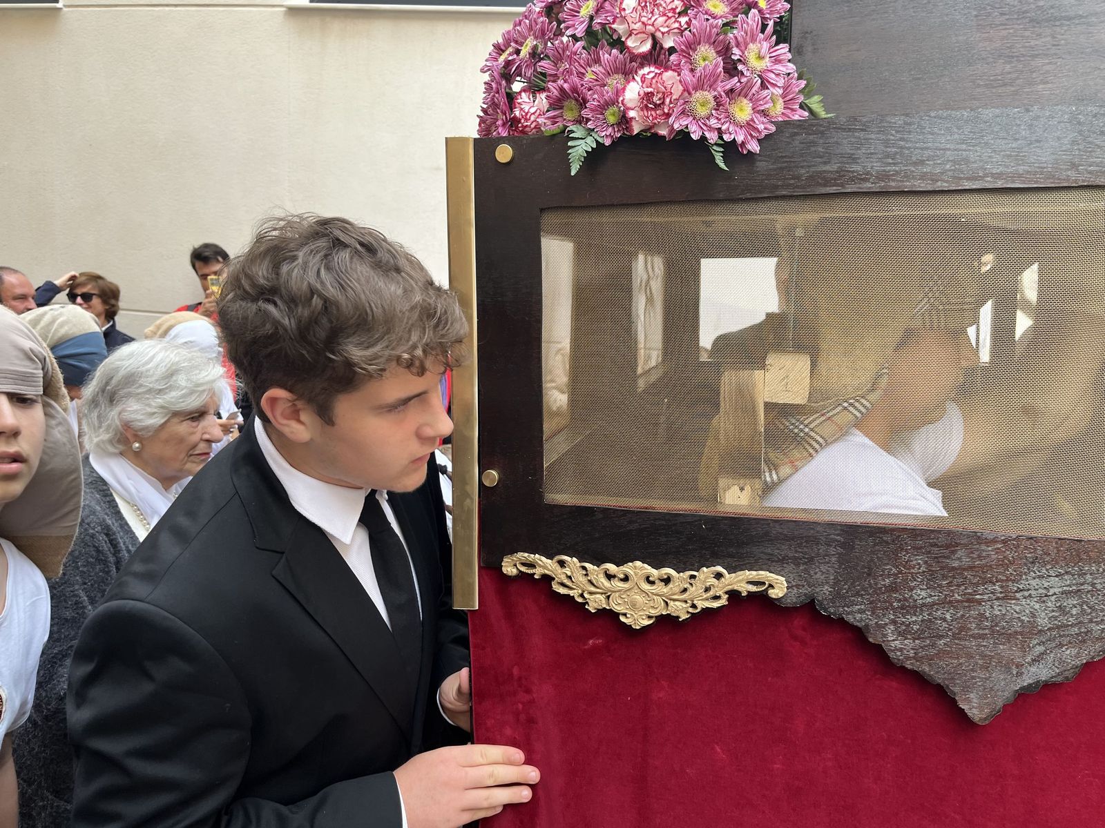 Ceuta acompaña a la Cruz de Mayo de La Flagelación en su primera salida con costaleros