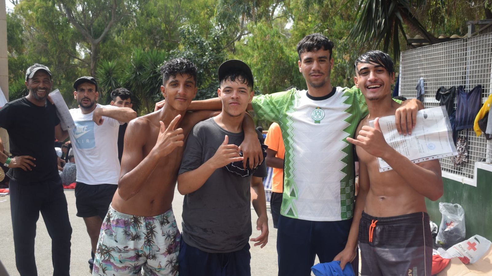 Migrantes magrebíes a las puertas del CETI este martes
