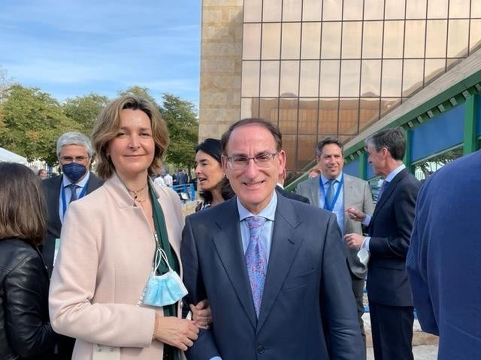La presidenta de la CECE, Arantxa Campos, junto al presidente de la CEA, Javier González de Lara
