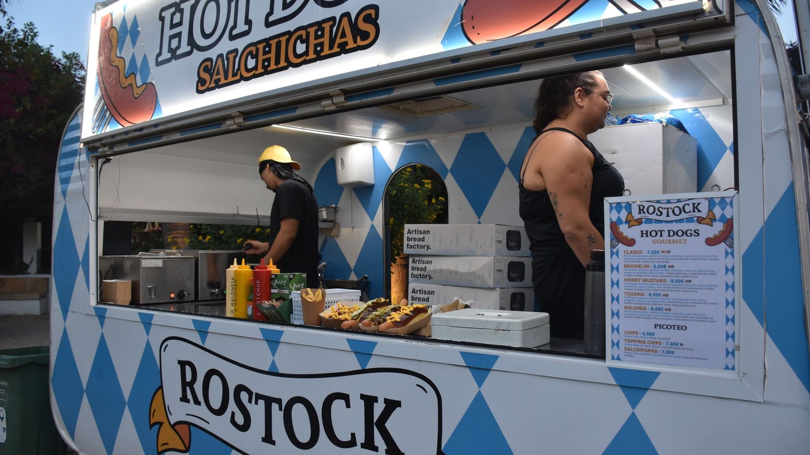 Inauguración del primer 'Food Truck Festival. Sabores del mundo sobre ruedas’ en el Parque Marítimo