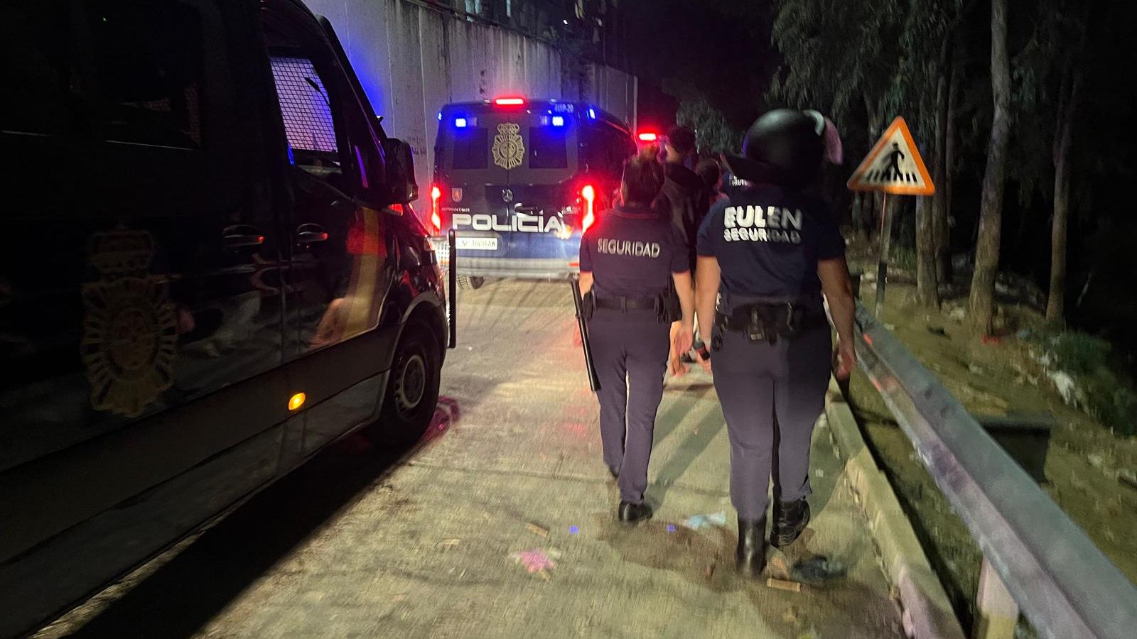 La Policía Nacional forma un cordón para despejar los alrededores del CETI tras un intento de entrada forzosa