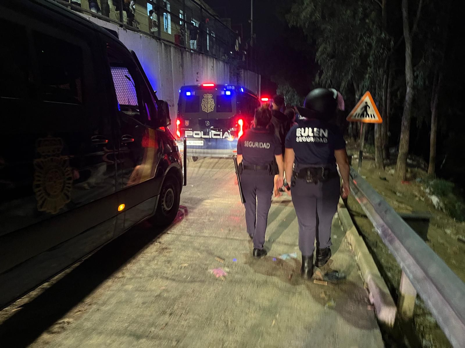 La Policía Nacional forma un cordón para despejar los alrededores del CETI tras un intento de entrada forzosa