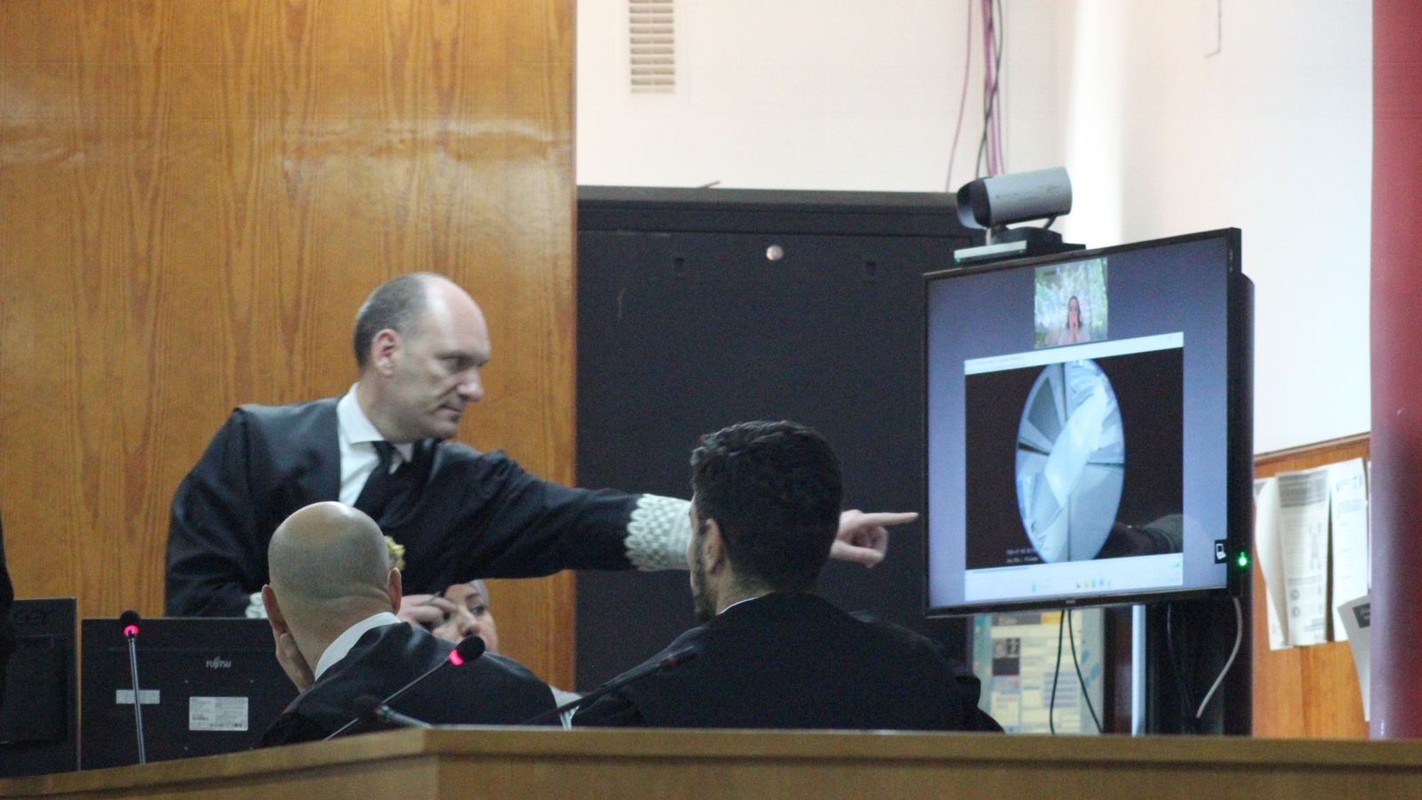 El magistrado Emilio Martín señala el vídeo en el visor.
