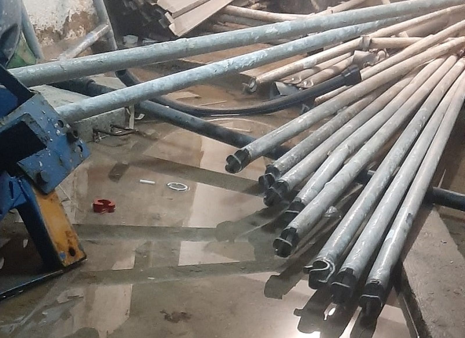 Sótano del Edificio Apolo, en calle Velarde, donde se reventó la tubería general. / FOTO CEDIDA