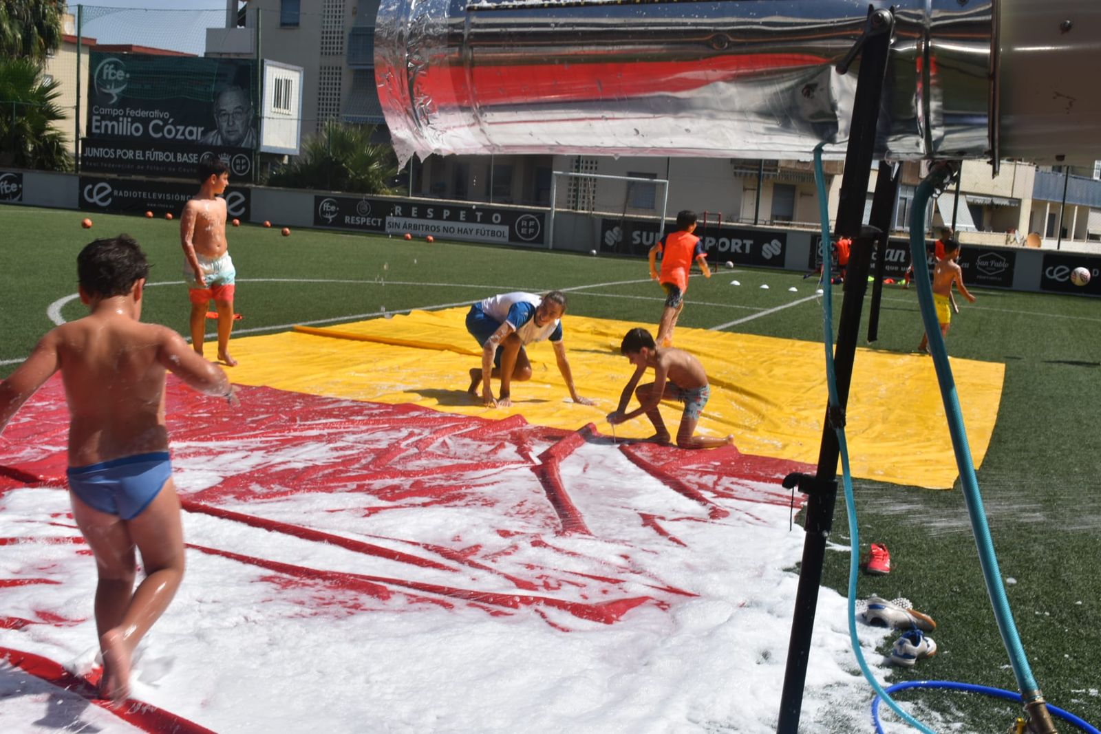 Fiesta de deporte, espuma y convivencia en el Campus de Verano ‘Emilio Cózar’