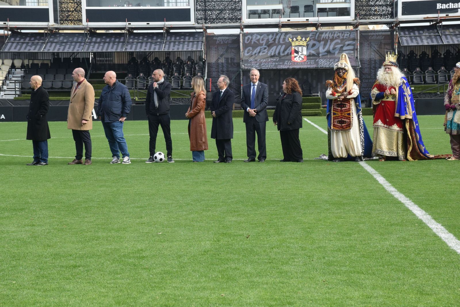 Los Reyes Magos aterrizan en el Alfonso Murube horas antes de la cabalgata