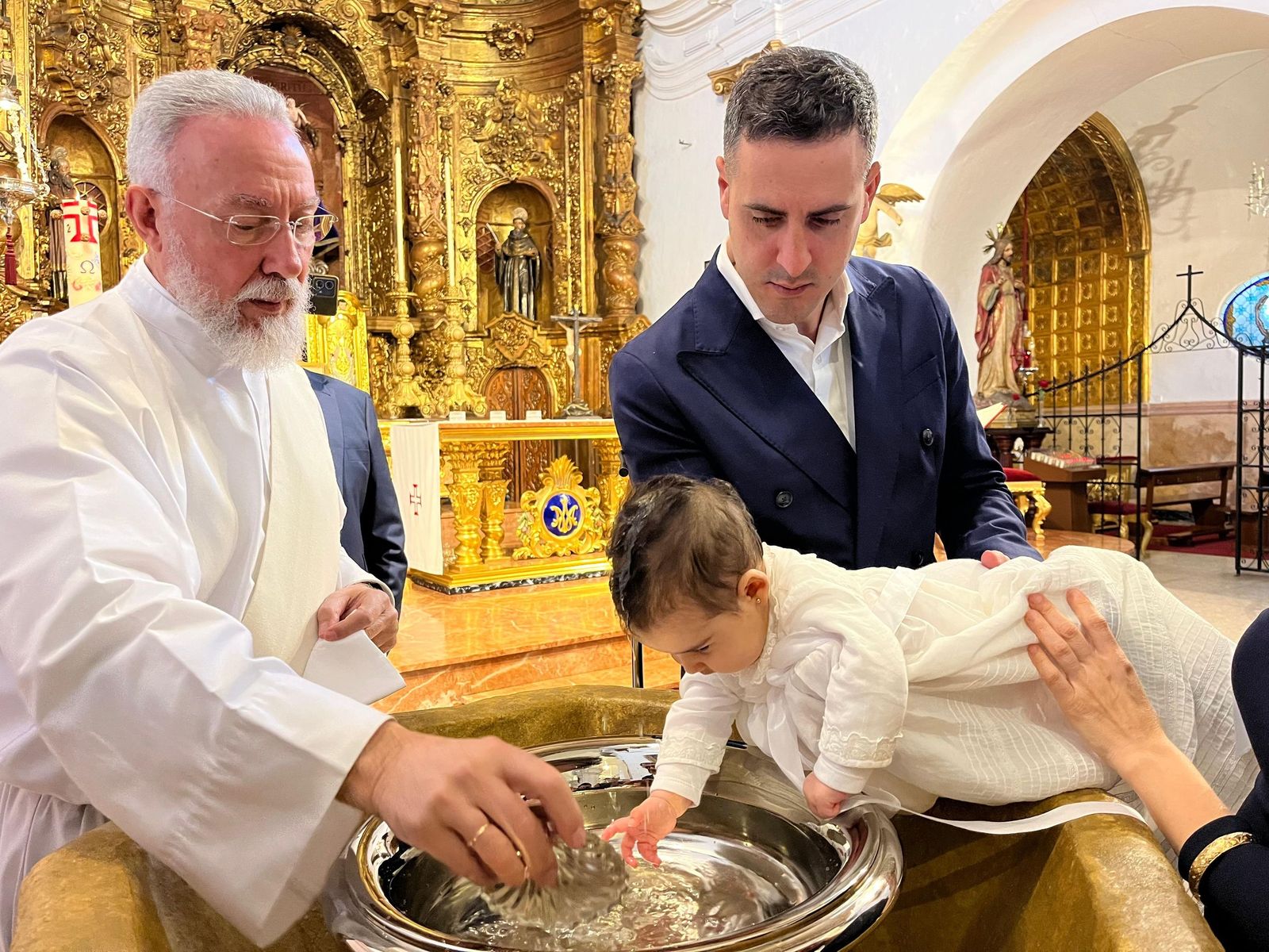Carmen recibe el Sacramento del Bautismo en el Santuario