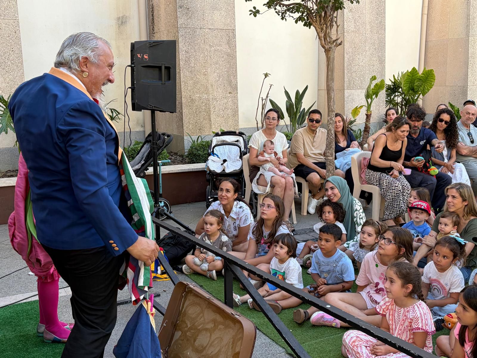Niños y mayores aprenden y disfrutan de la penúltima jornada de Feria del Libro