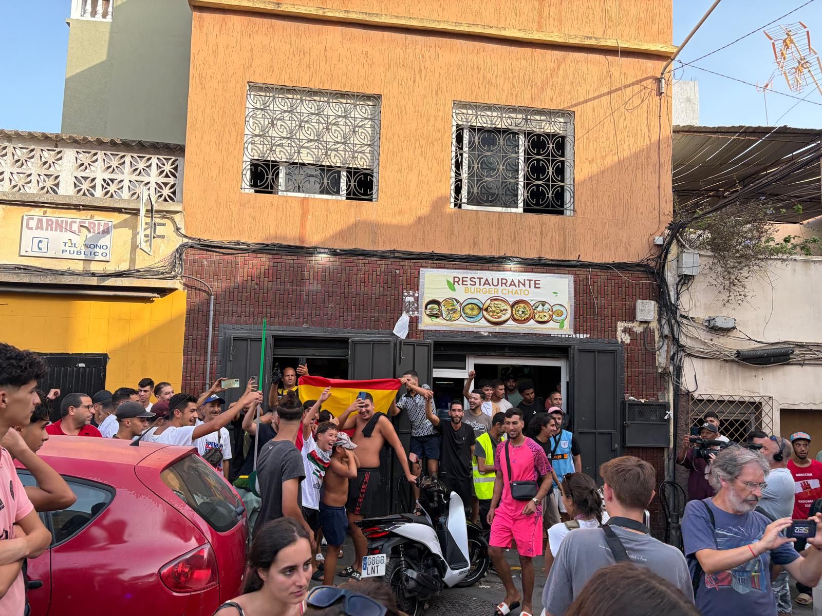 “No nos mires, únete”: una pacífica pero discreta manifestación por la periferia