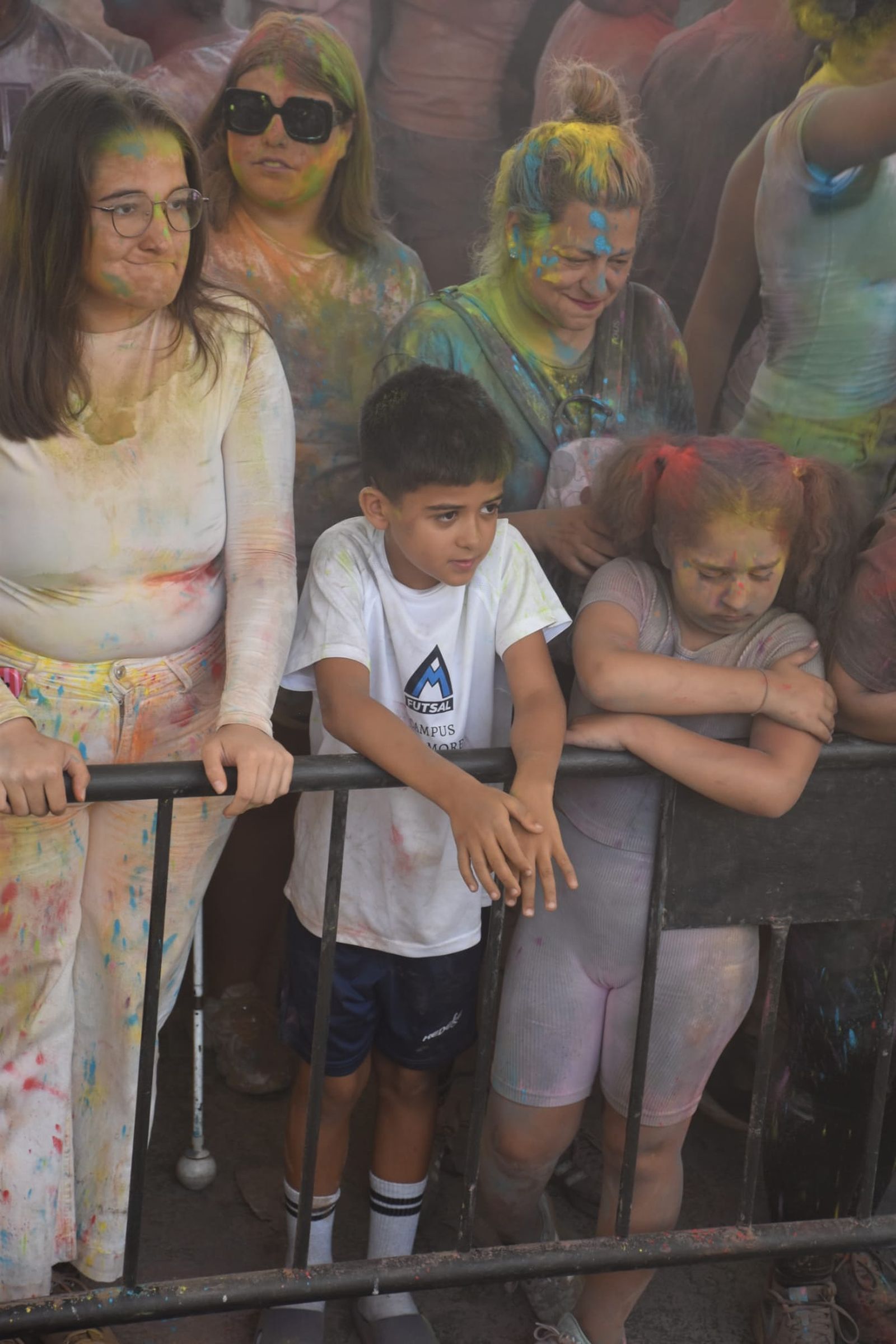 El Holi vuelve a teñir Ceuta de color por la solidaridad y el amor