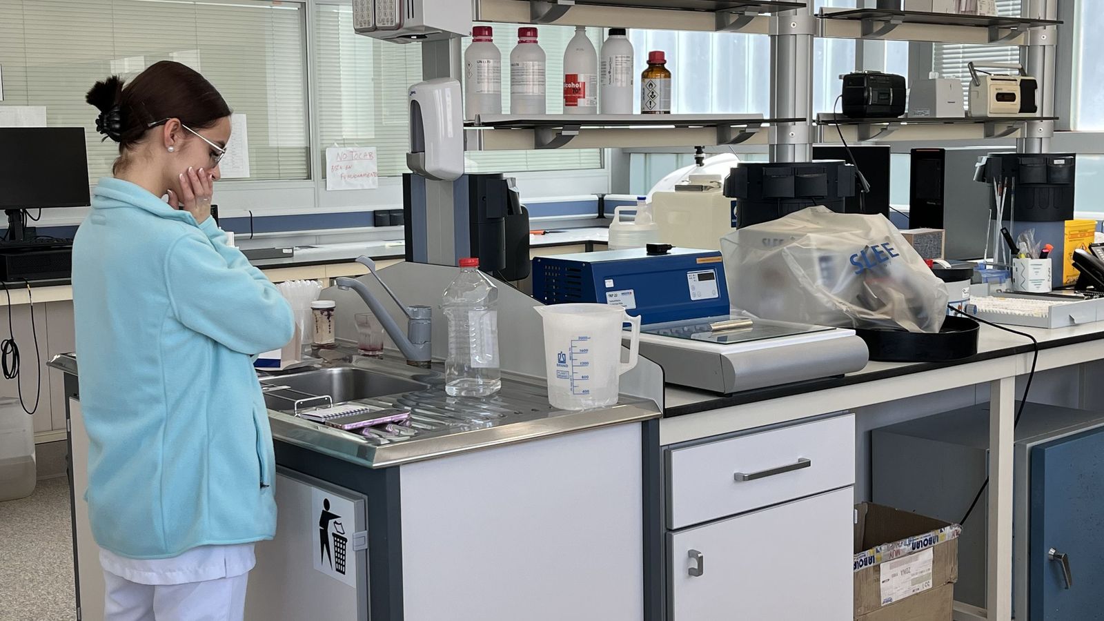 Una sanitaria en el área de Anatomía Patológica del HUCE