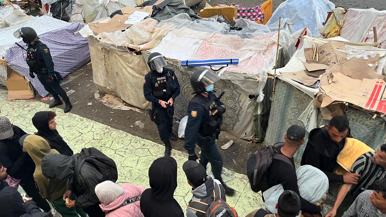 La Policía agrupa a los migrantes de Benítez para organizar su traslado en autobuses al CATE