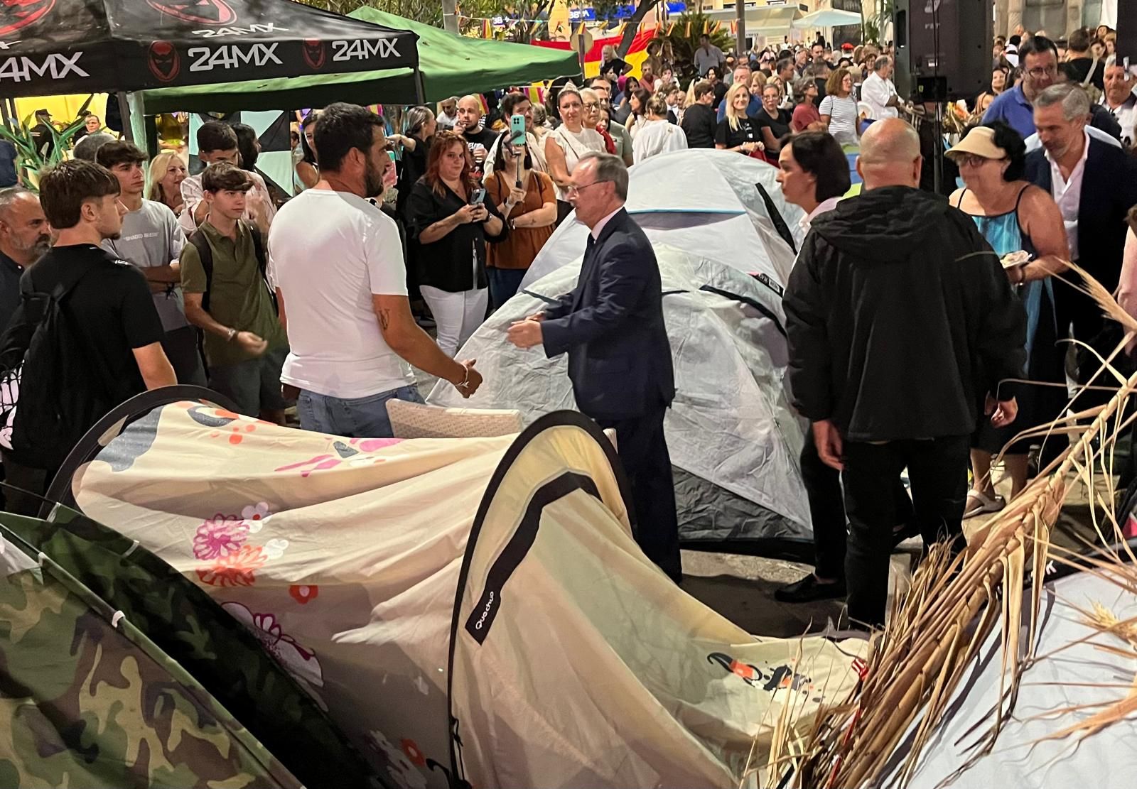 Vivas visita la Plaza de los Reyes, “un ejemplo de civismo de los ceutíes”