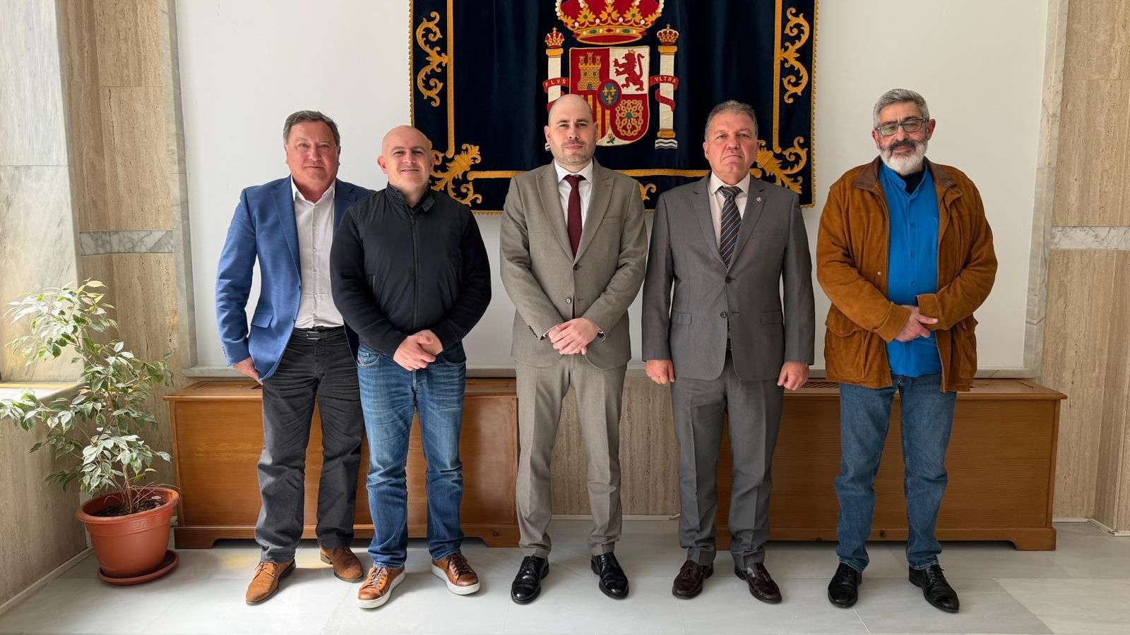 Los participantes en el encuentro posan en la sede de la Delegación