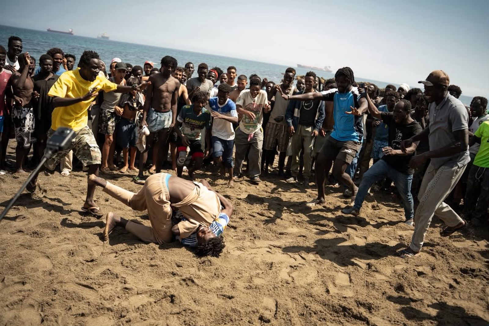 Los migrantes del Trampolín improvisan un 'ring' en la arena