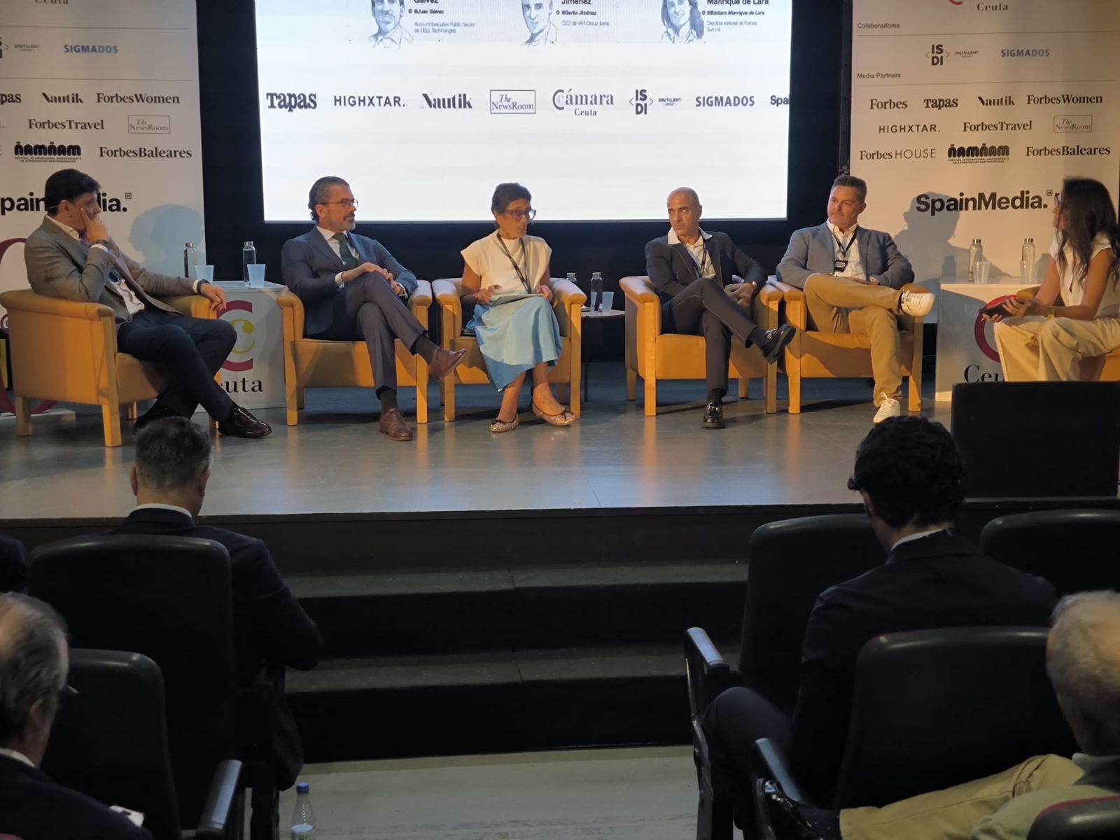 Participantes en la mesa redonda propuesta para debatir sobre el nuevo modelo económico para Ceuta