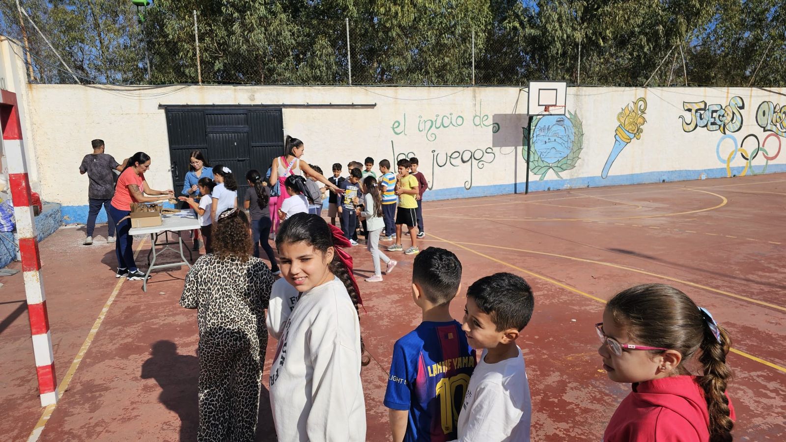 FOTOGALERÍA | El Castañero visita el CEIP Reina Sofía para mantener la tradición en vísperas de La Mochila FOTOGALERÍA | El Castañero visita el CEIP Reina Sofía para mantener la tradición en vísperas de La Mochila
