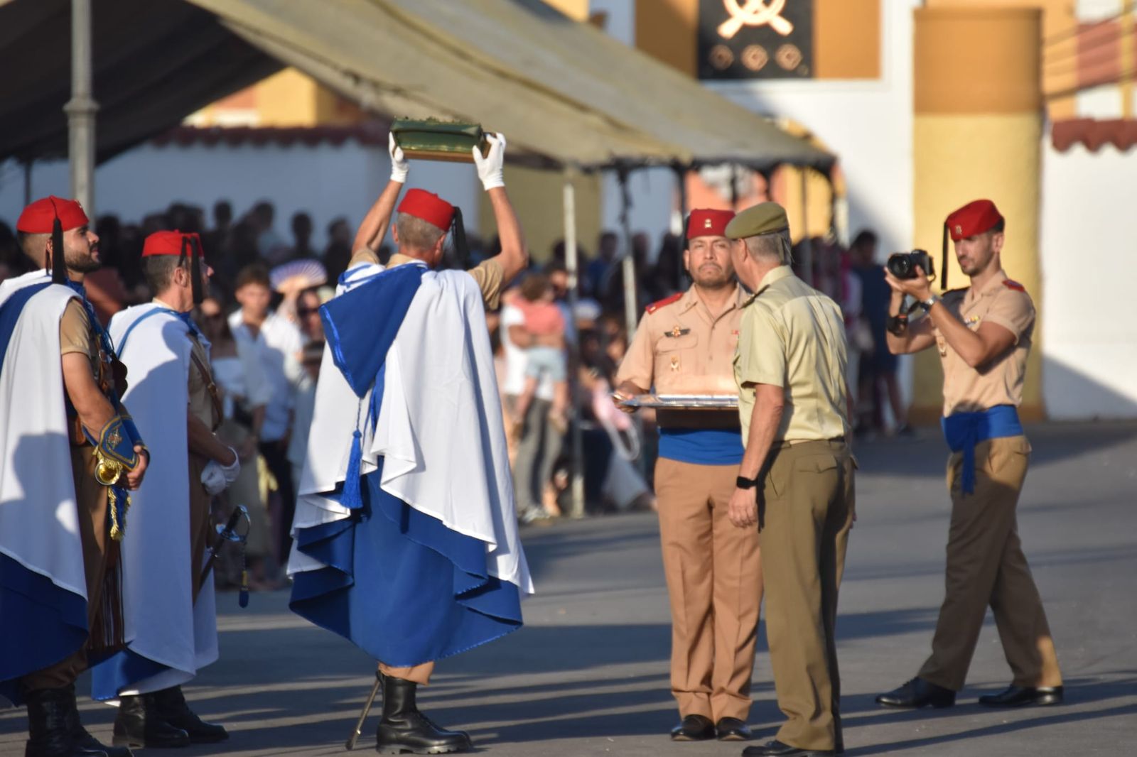 El acuartelamiento González-Tablas acoge una parada militar por el 115 aniversario de Regulares