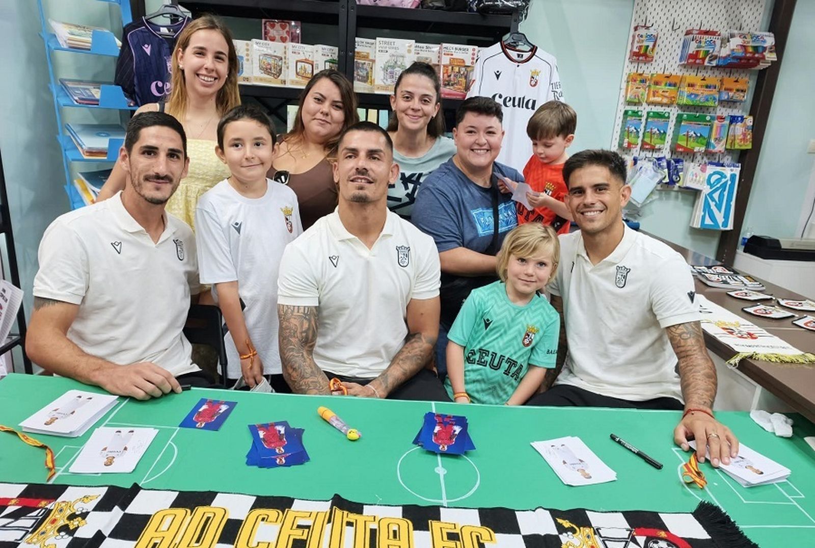 Acto de firma de los jugadores del Ceuta