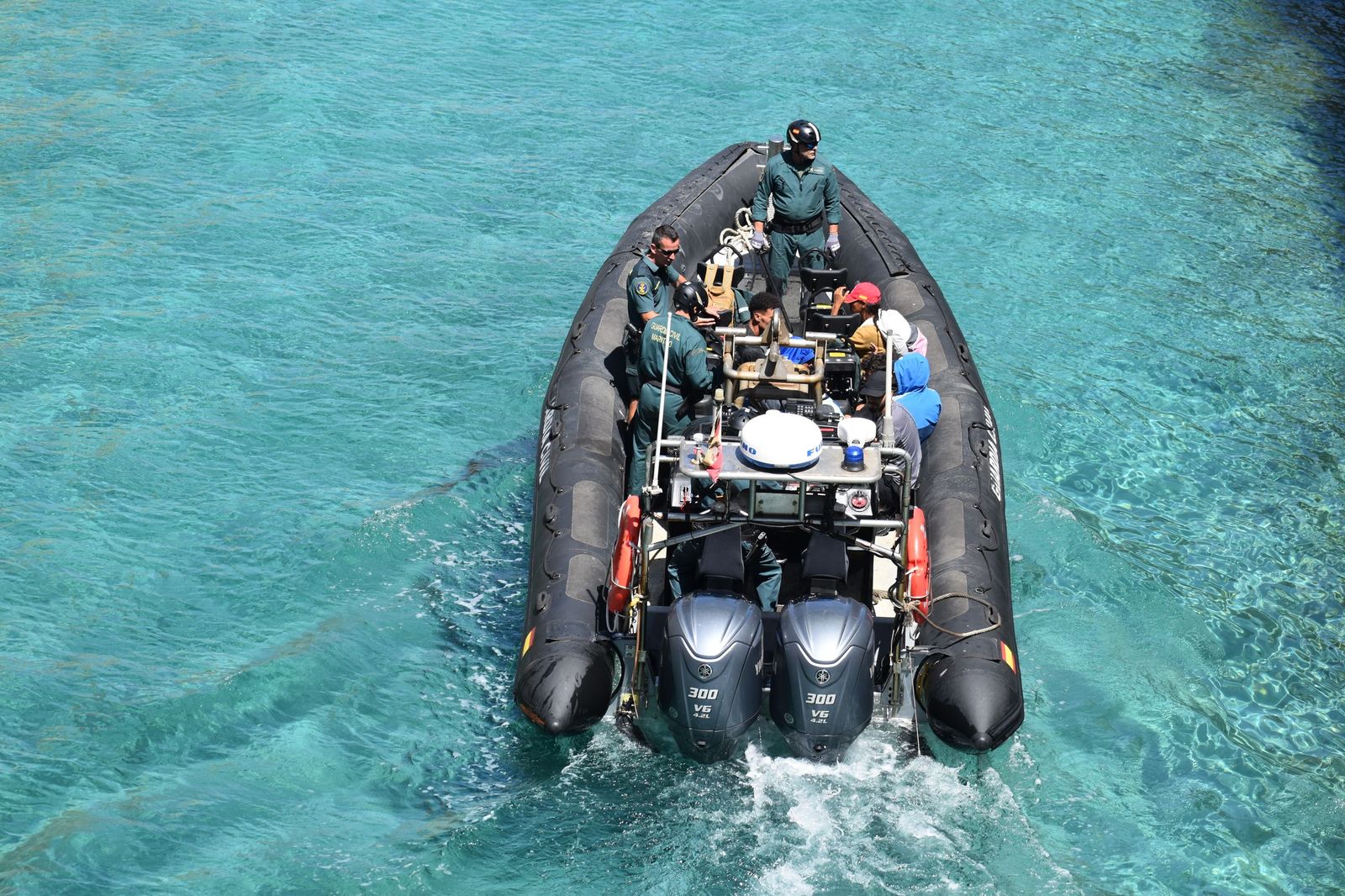 La Guardia Civil transporta a los migrantes retenidos en el foso de las Murallas Reales