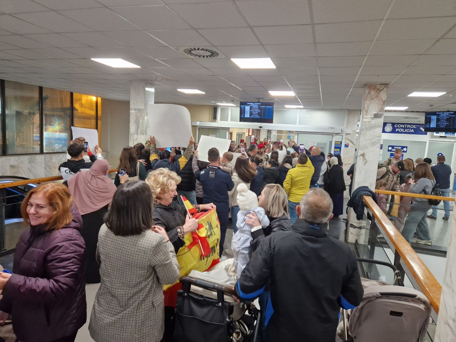 FOTOGALERÍA | De Irak a los brazos de su gente: fotogalería del regreso de la COMGECEU