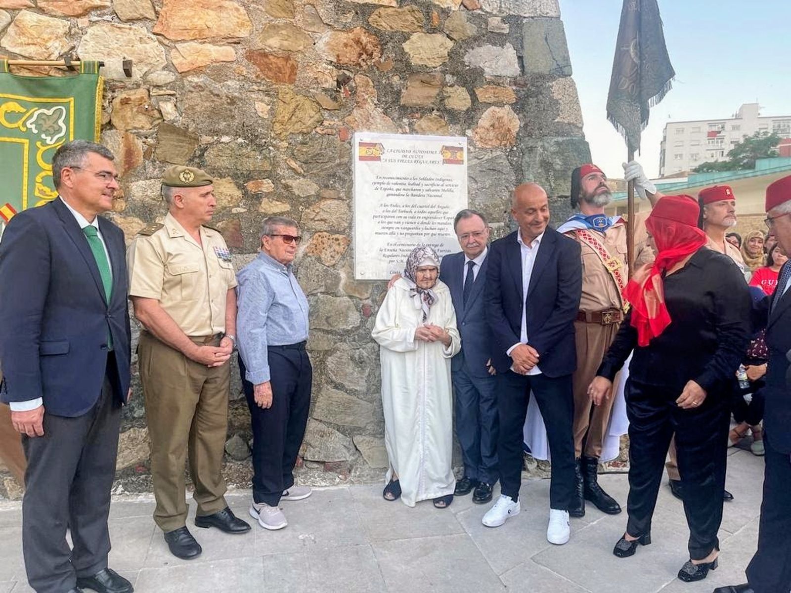 Autoridades civiles y militares descendientes y viudas de los Regulares en las Murallas Reales en el primer centenario de la entrega de la Bandera.