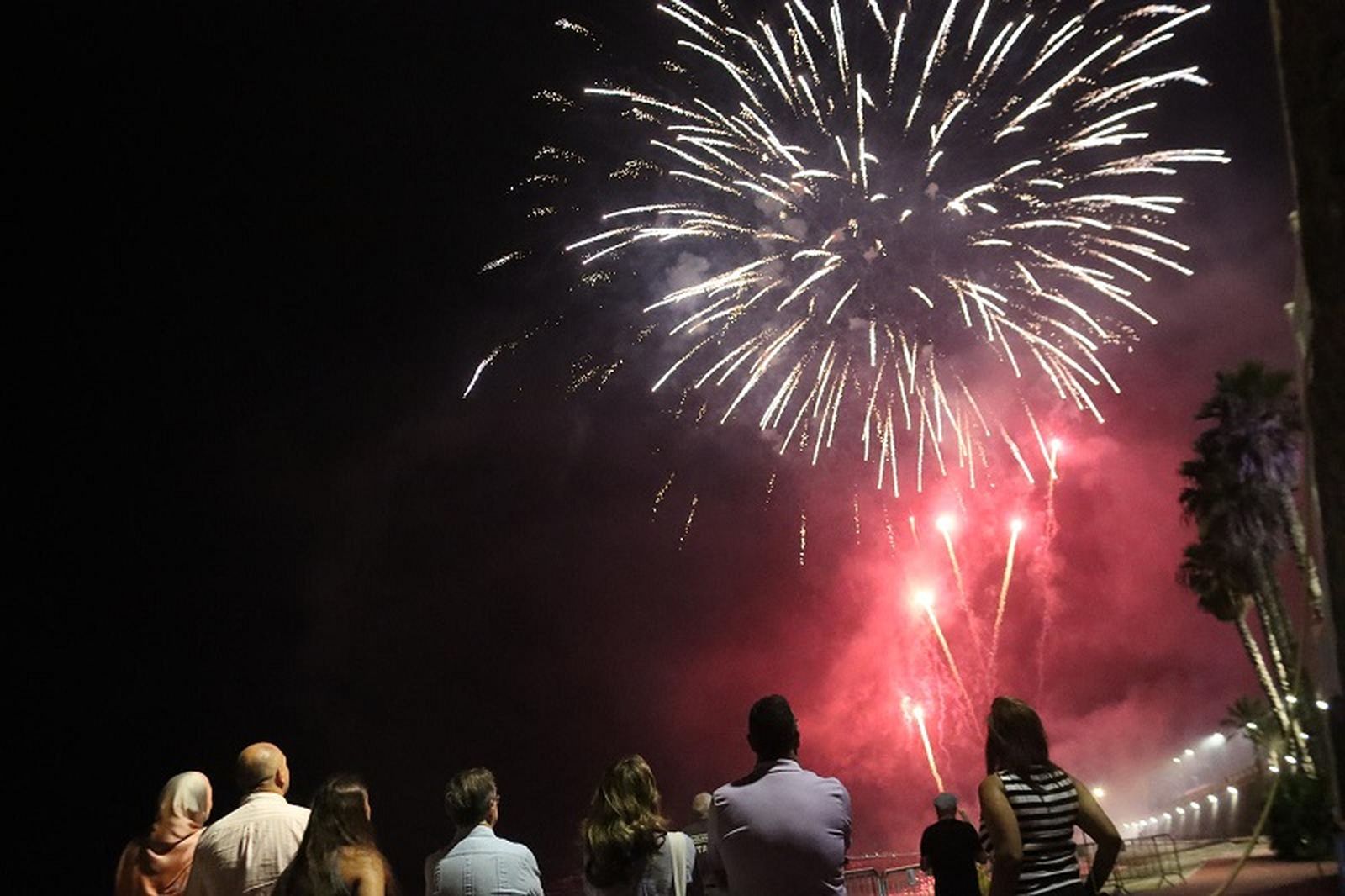 Los ceutíes piden “salud”, “amor” y “un trabajo digno” al fuego de la Noche de San Juan. / FOTO REDUAN Los ceutíes piden “salud”, “amor” y “un trabajo digno” al fuego de la Noche de San Juan. / FOTO REDUAN