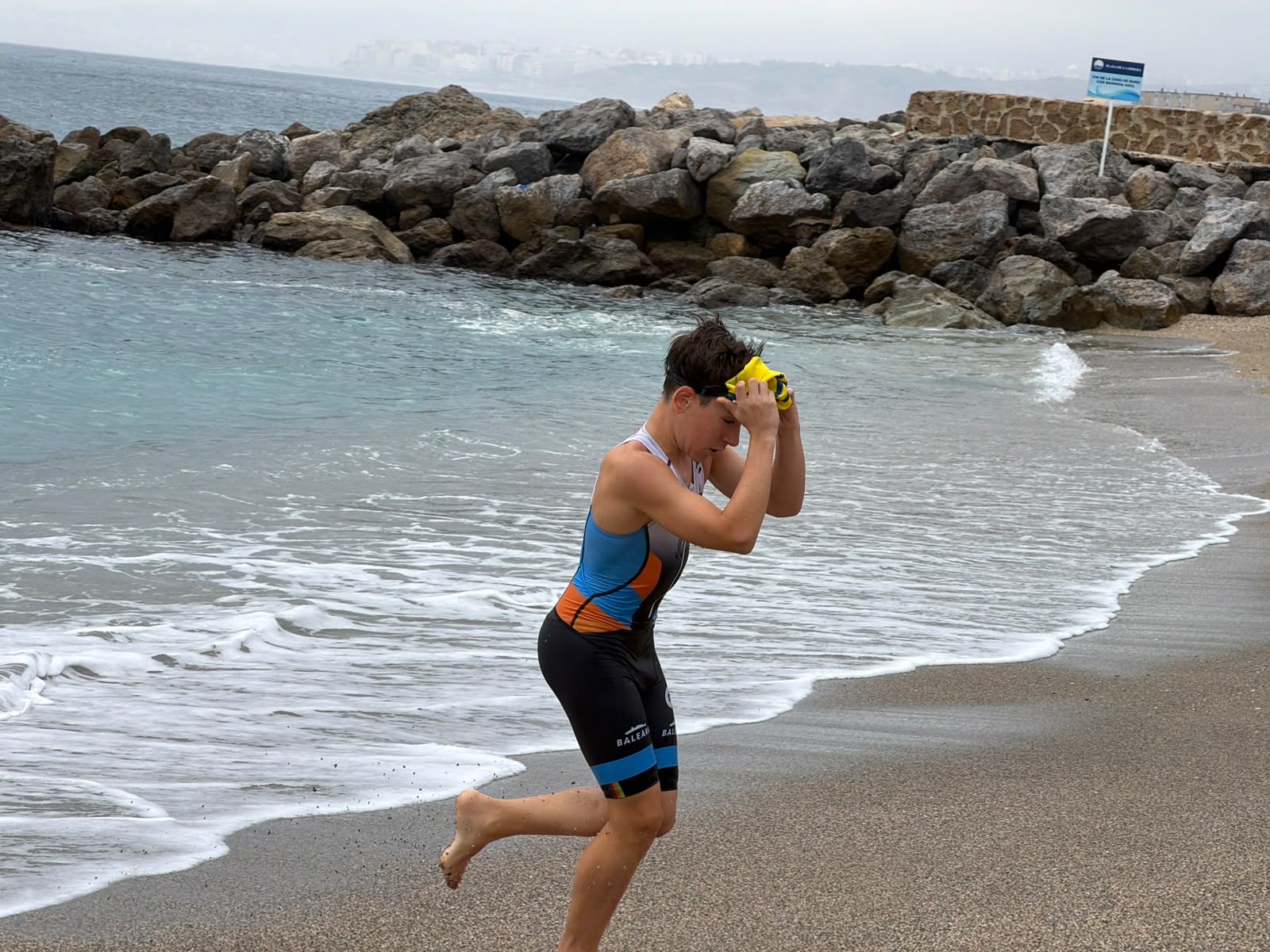 Los aficionados al triatlón en Ceuta se reúnen para participar en el Acuatlón Popular 'Juan Mur' y en la Phoenix Kids Triathlon