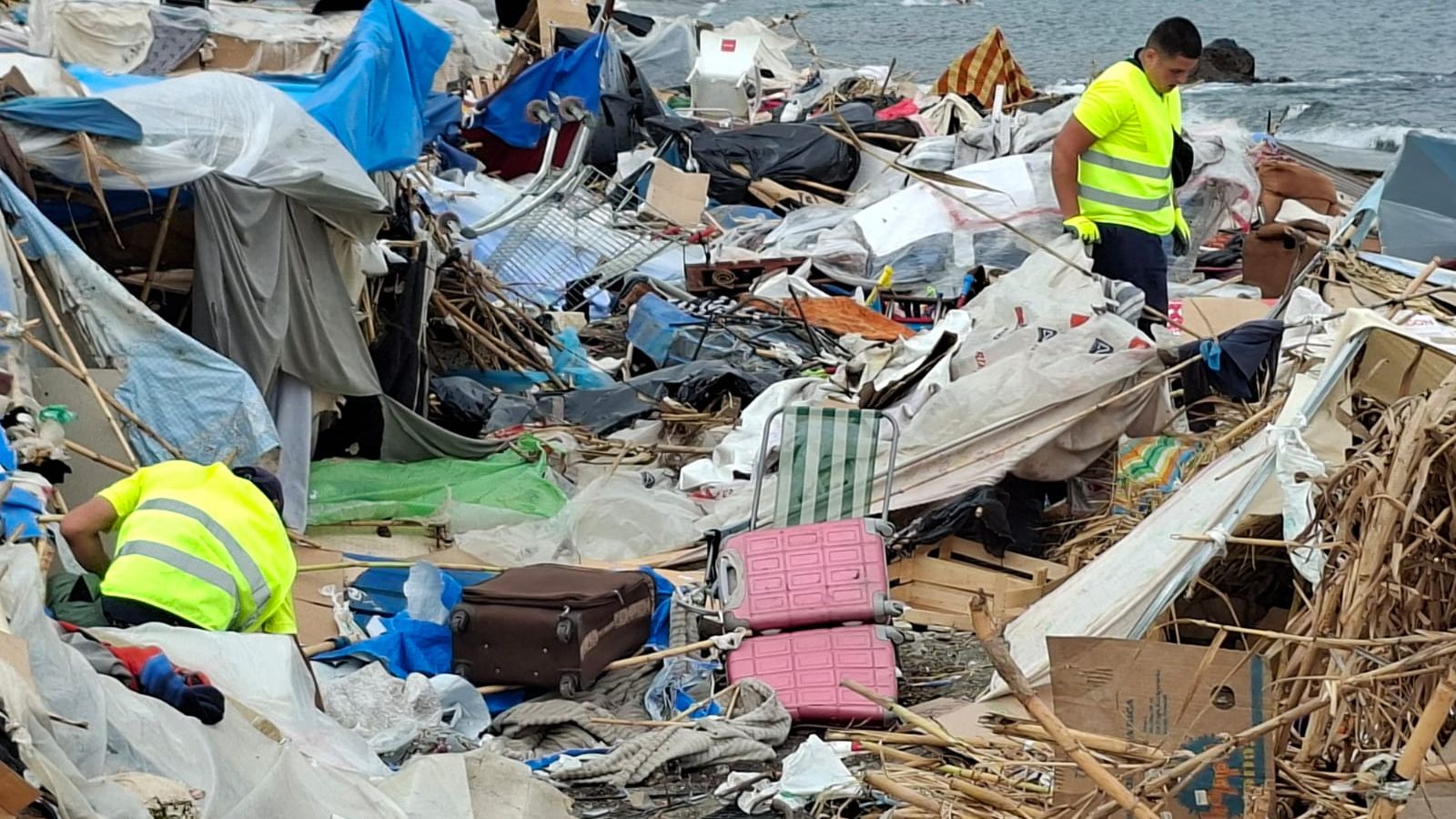 La Ciudad inicia la limpieza de la primera fase de la playa del Trampolín