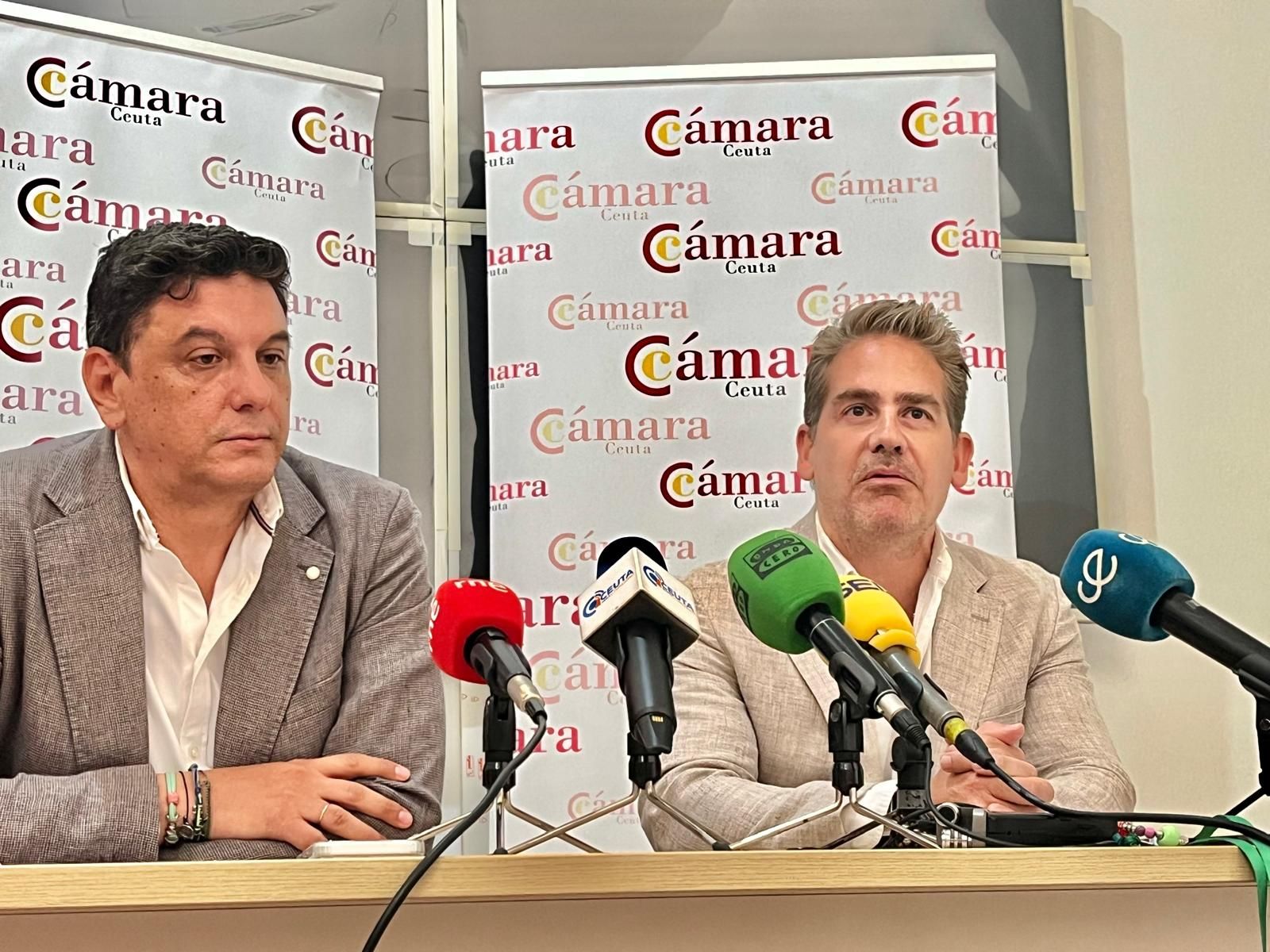 De izquierda a derecha: Joaquín Mollinedo y Karim Bulaix, con la evaluación del impacto económico de la crisis