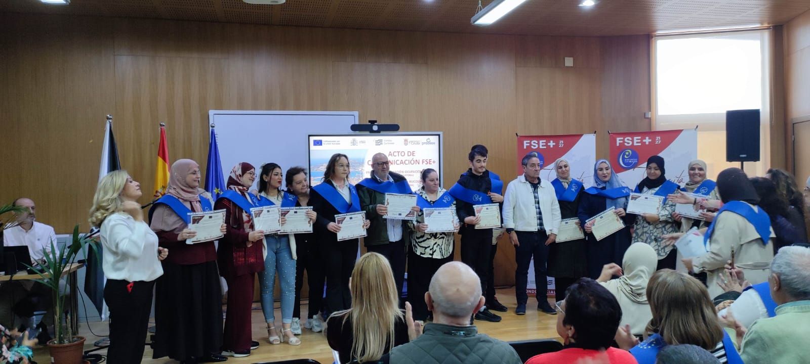Entrega de algunos diplomas