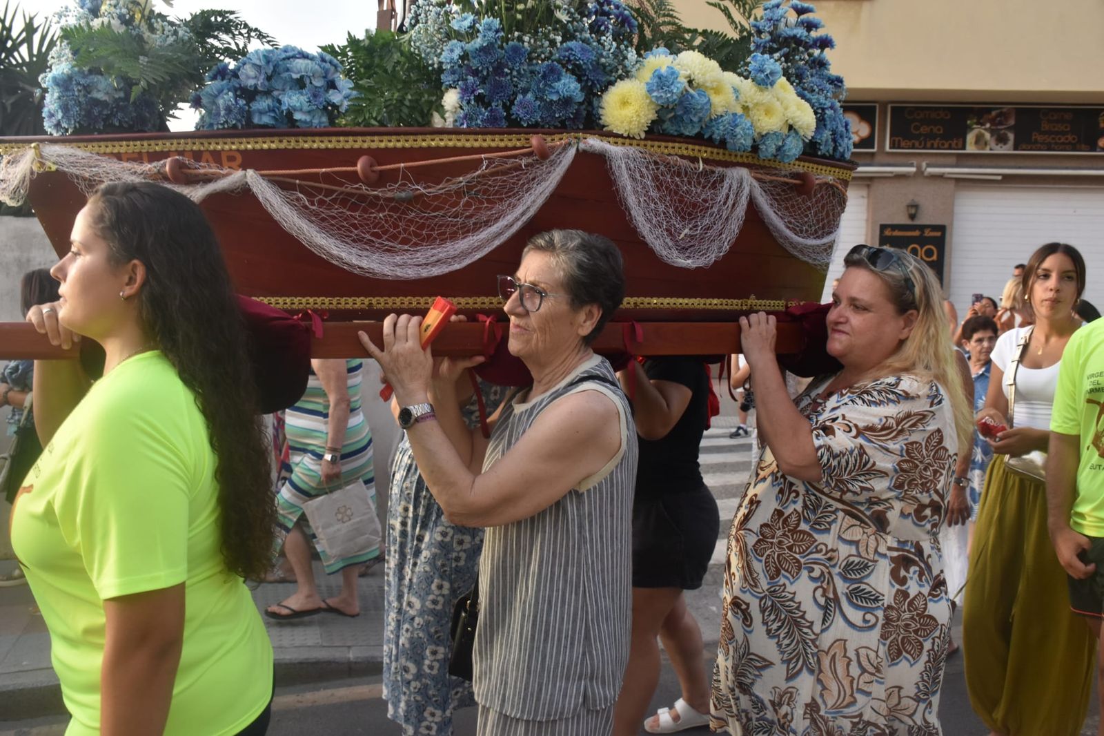 La Virgen del Carmen del Puerto encandila la barriada de Villajovita