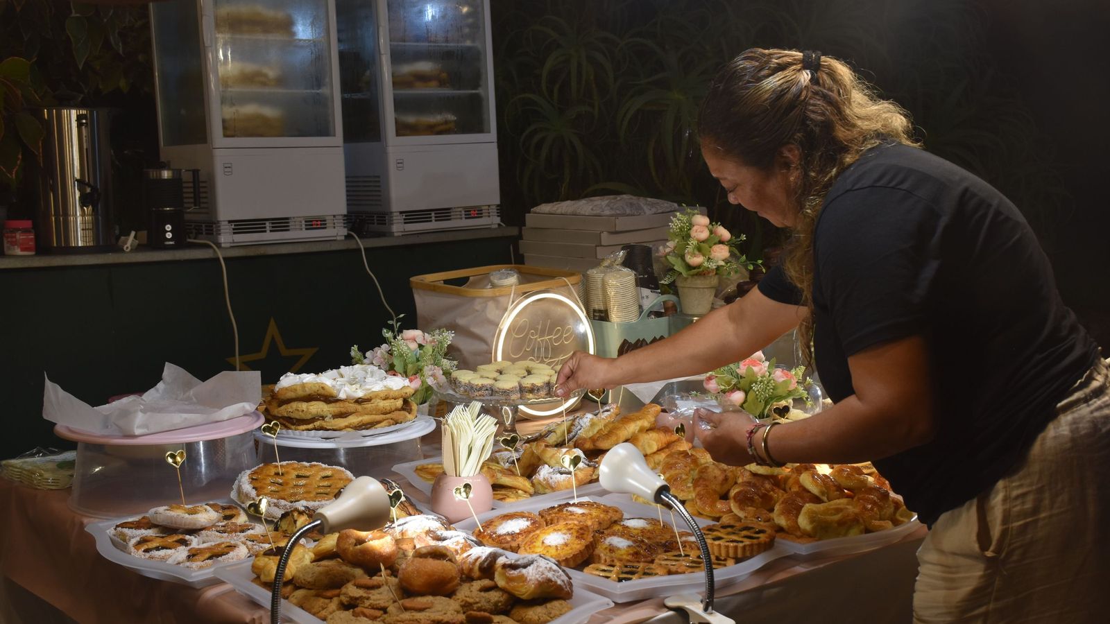Melina termina de decorar sus dulces argentinos