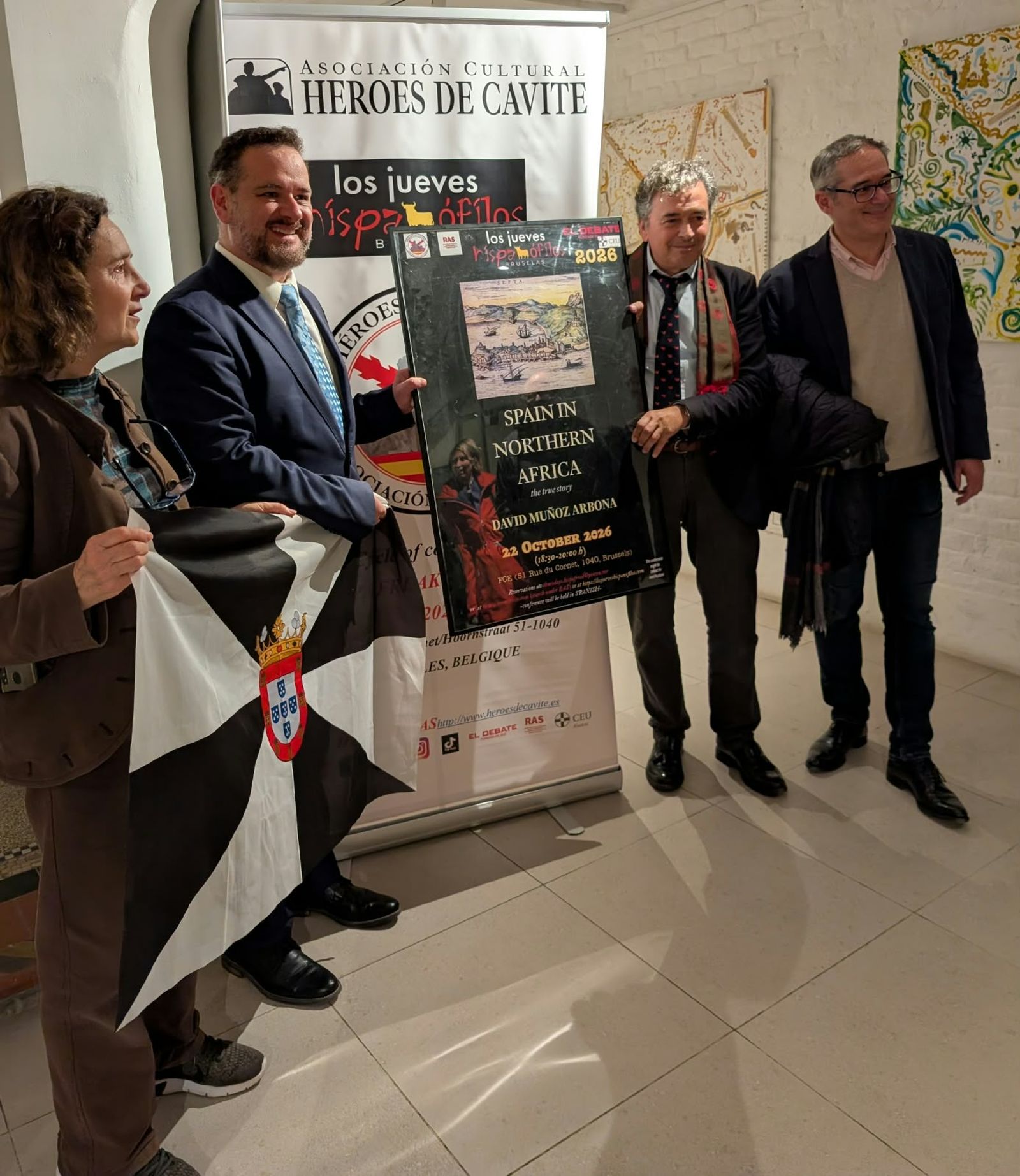 El historiador David Muñoz Arbona repasa la vinculación histórica de la ciudad con España y recuerda la crisis migratoria de julio en un encuentro que concluyó con una prolongada ovación y vítores de apoyo a Ceuta