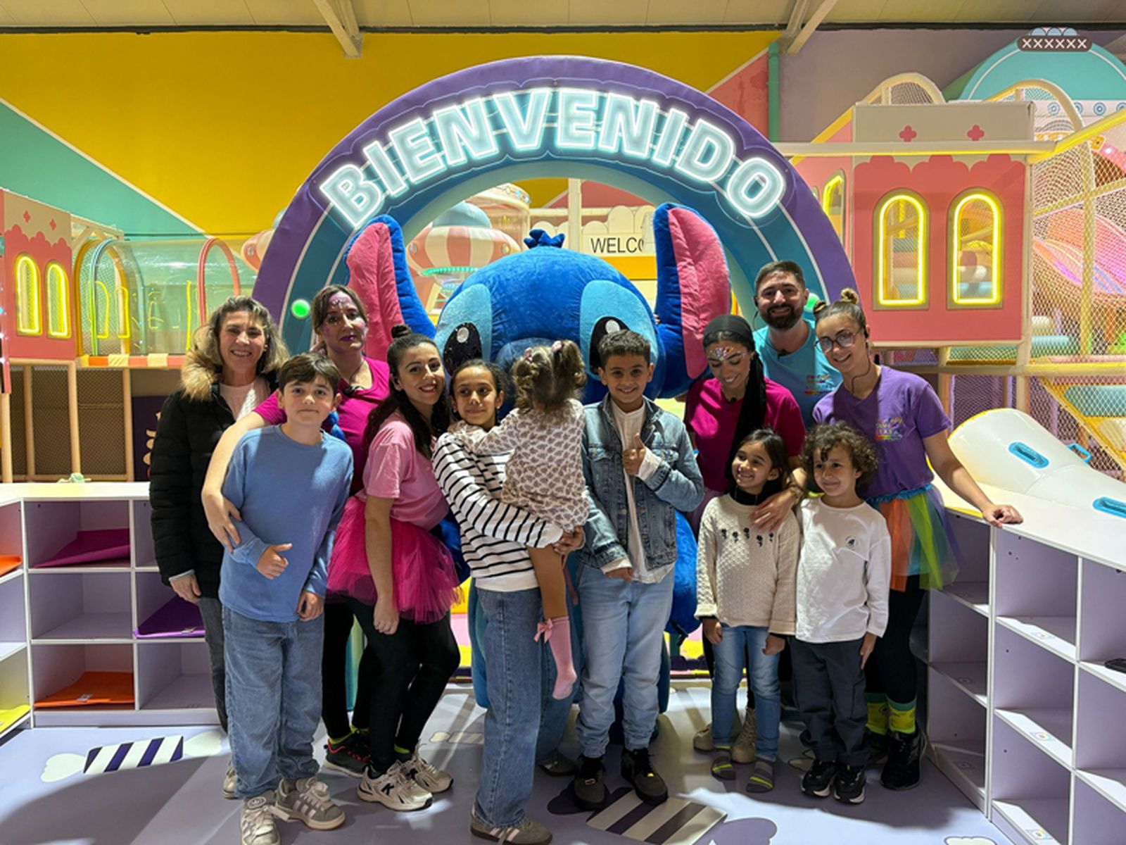 Omaima, Jenni, Laura, Aitana y Antonio, monitores infantiles, posan junto a varios niños. / FOTO G.S.