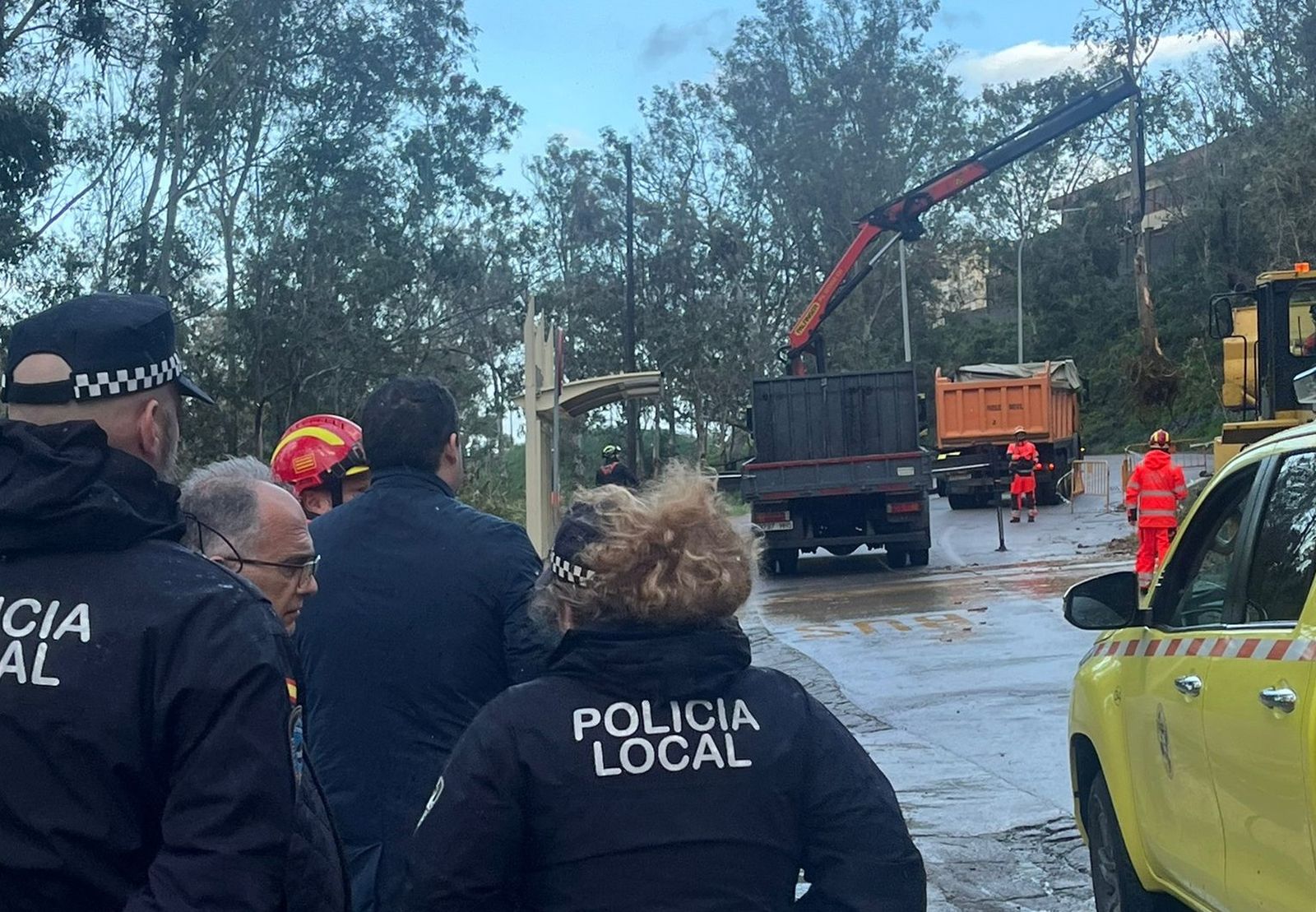 Visita de Alberto Gaitán y Alejandro Ramírez a la carretera de García Aldave tras los daños sufridos por el temporal