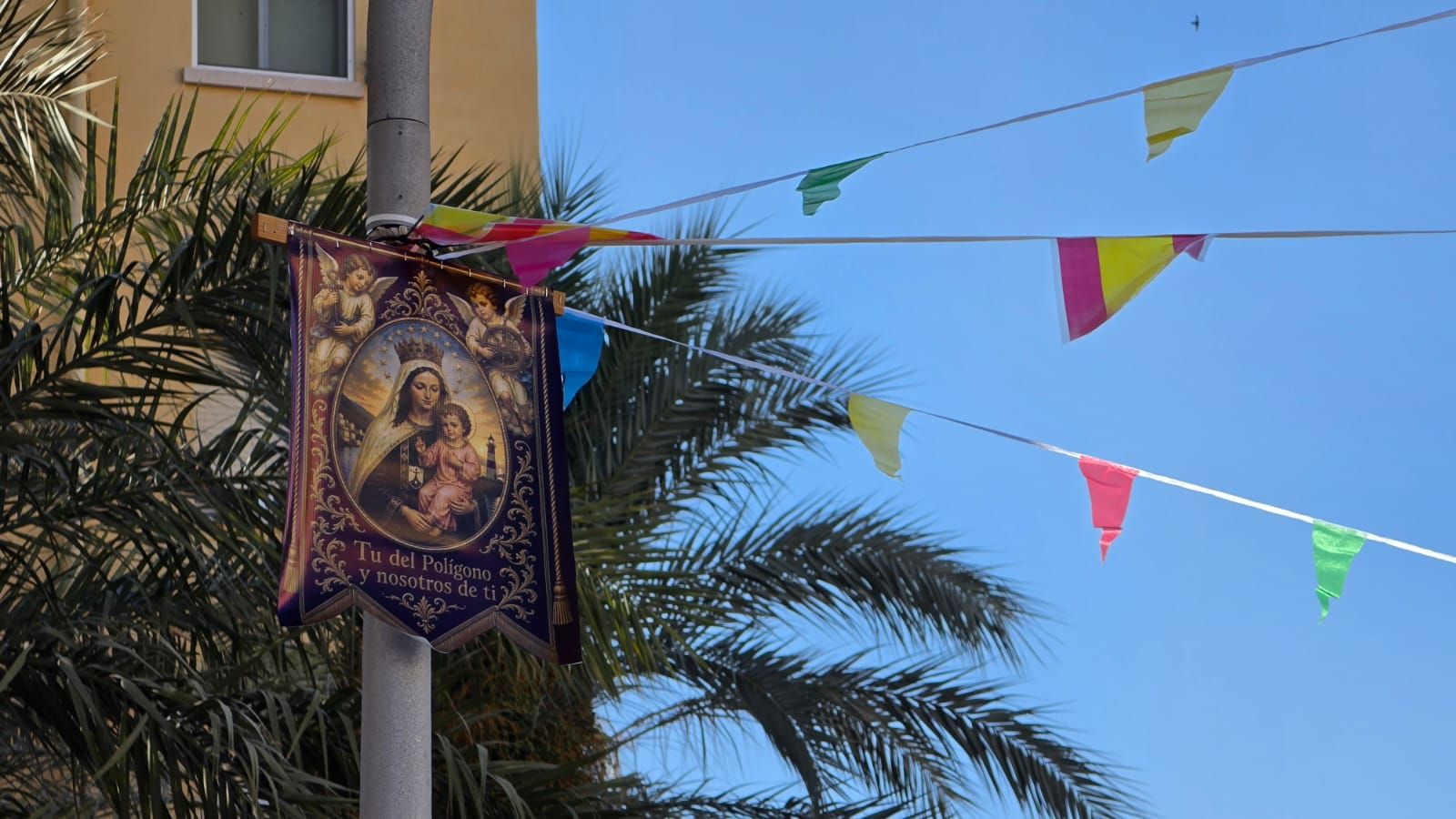 La Fase 2 del Polígono se engalana en honor de la Virgen del Carmen