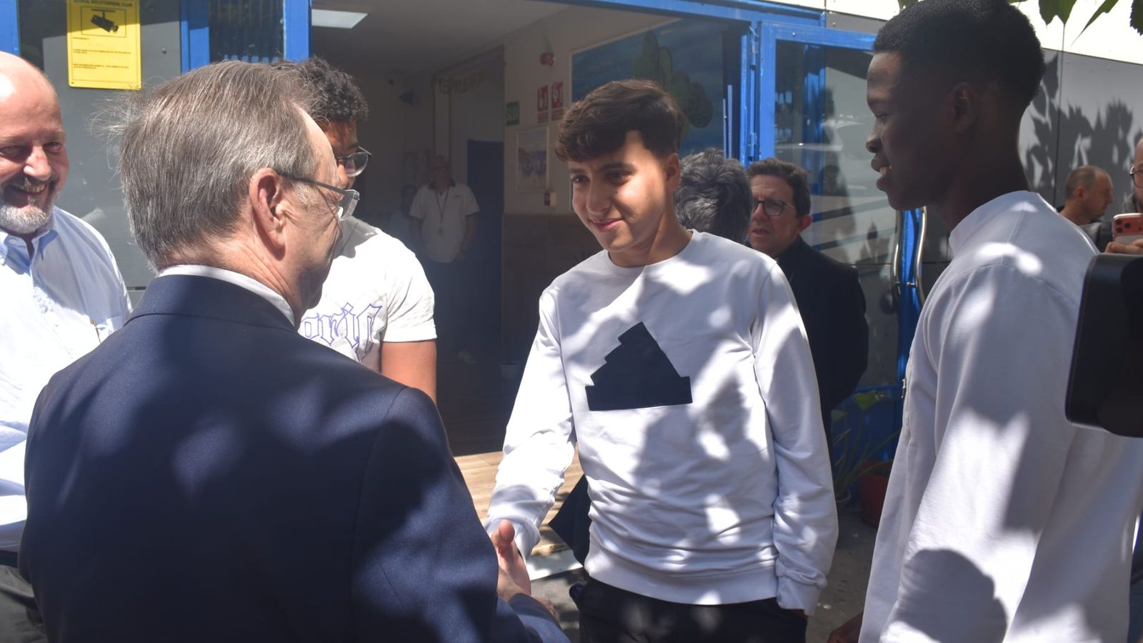 Juan Vivas saluda a un usuario de 'La Esperanza' durante la visita del administrador apostólico, Ramón Valdivia