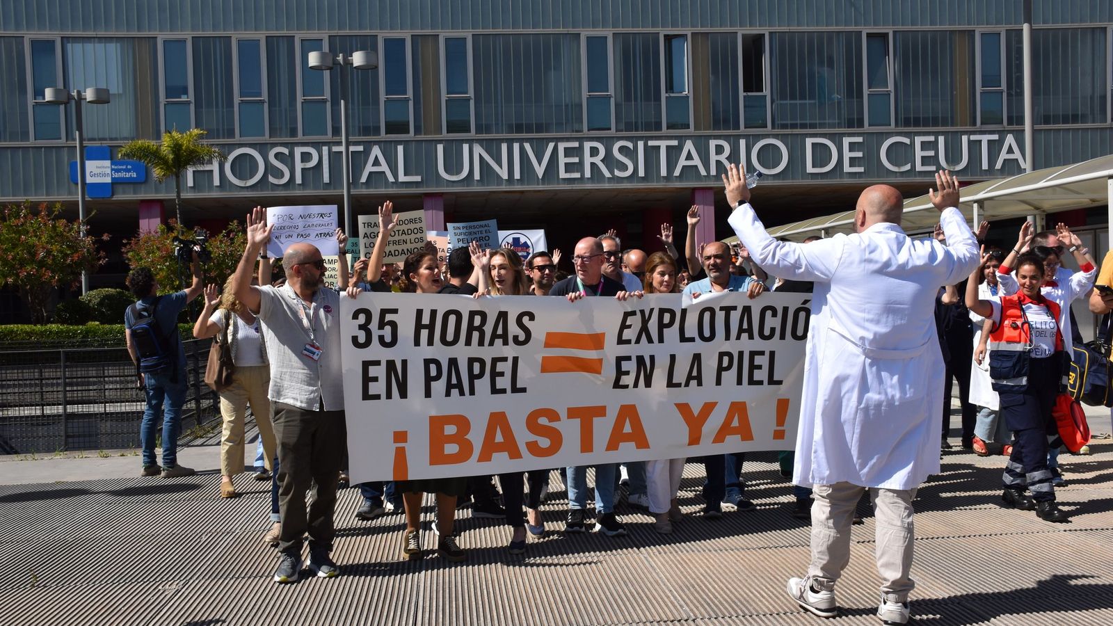 Alejandro Artero dirige la marcha convocada por la Junta de Personal del INGESA en el HUCE contra el modelo de jornada de 35 horas