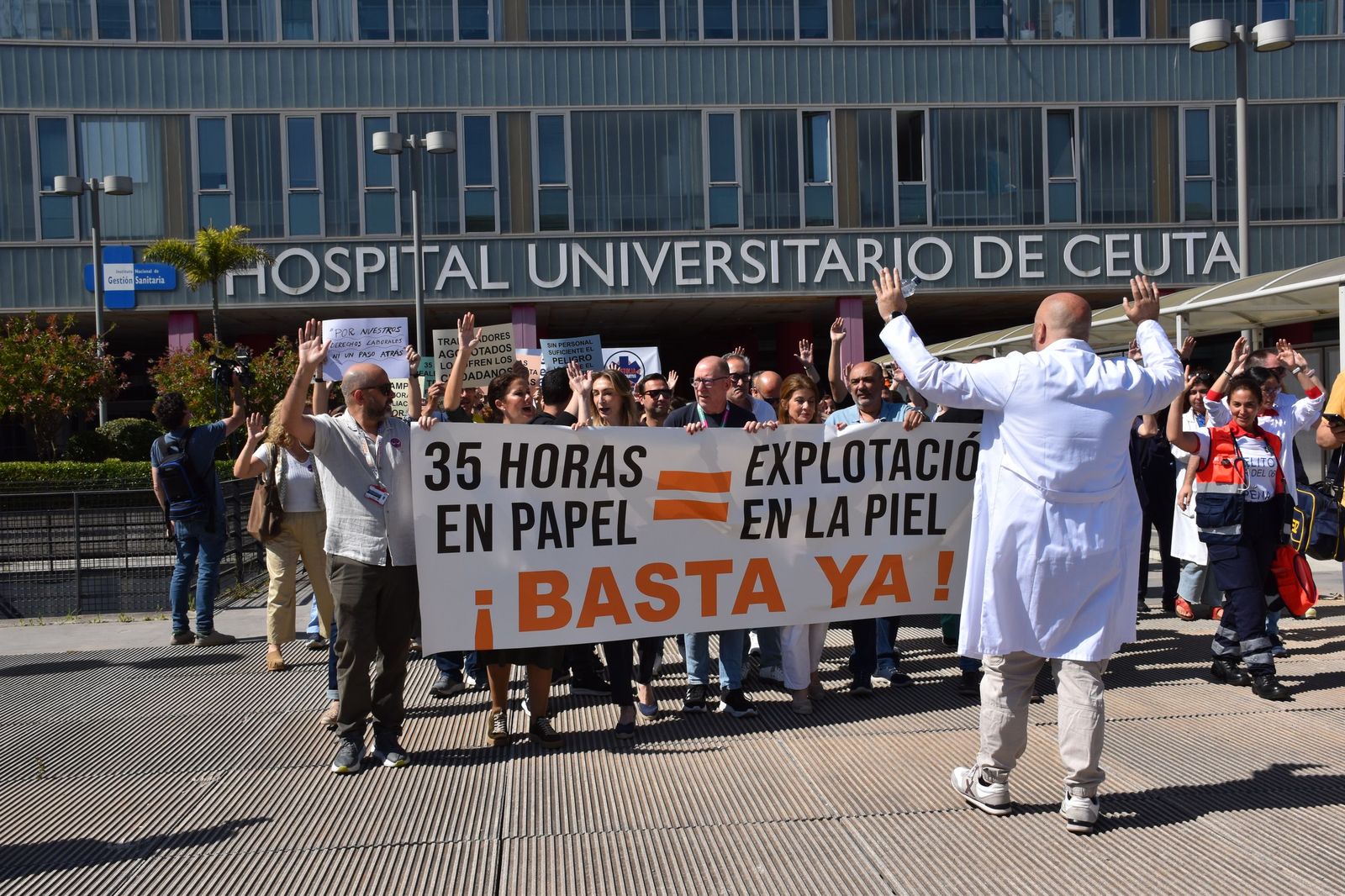 Alejandro Artero dirige la marcha convocada por la Junta de Personal del INGESA en el HUCE contra el modelo de jornada de 35 horas