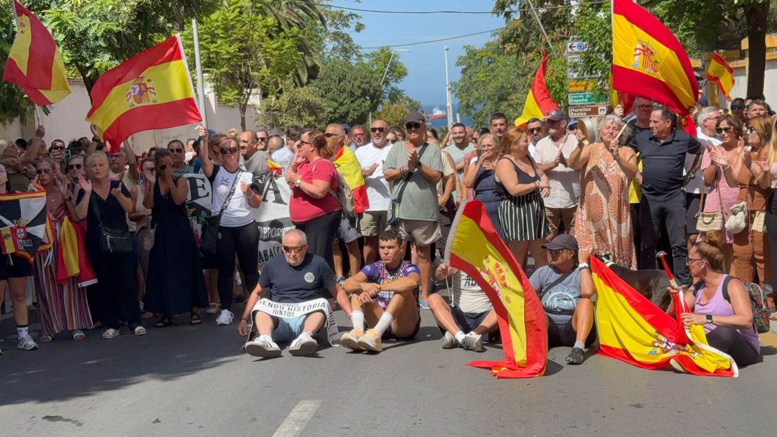 Concentración de ceutíes desde el Sardinero al centro contra la gestión del Gobierno